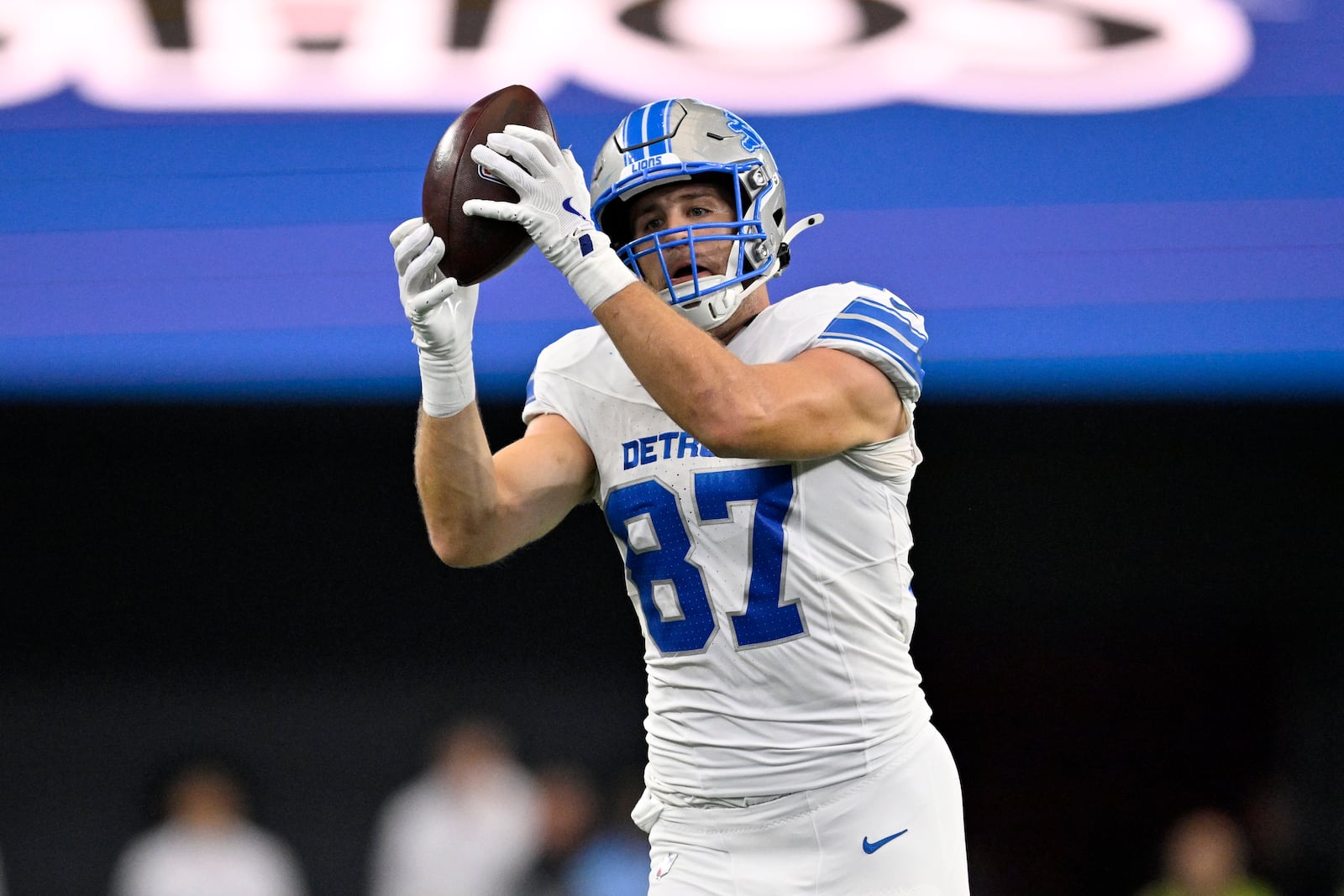 Detroit Lions tight end Sam LaPorta (87) catches a pass for a touchdown in the first half of an NFL football game against the Dallas Cowboys in Arlington, Texas, Sunday, Oct. 13, 2024. (AP Photo/Jerome Miron)