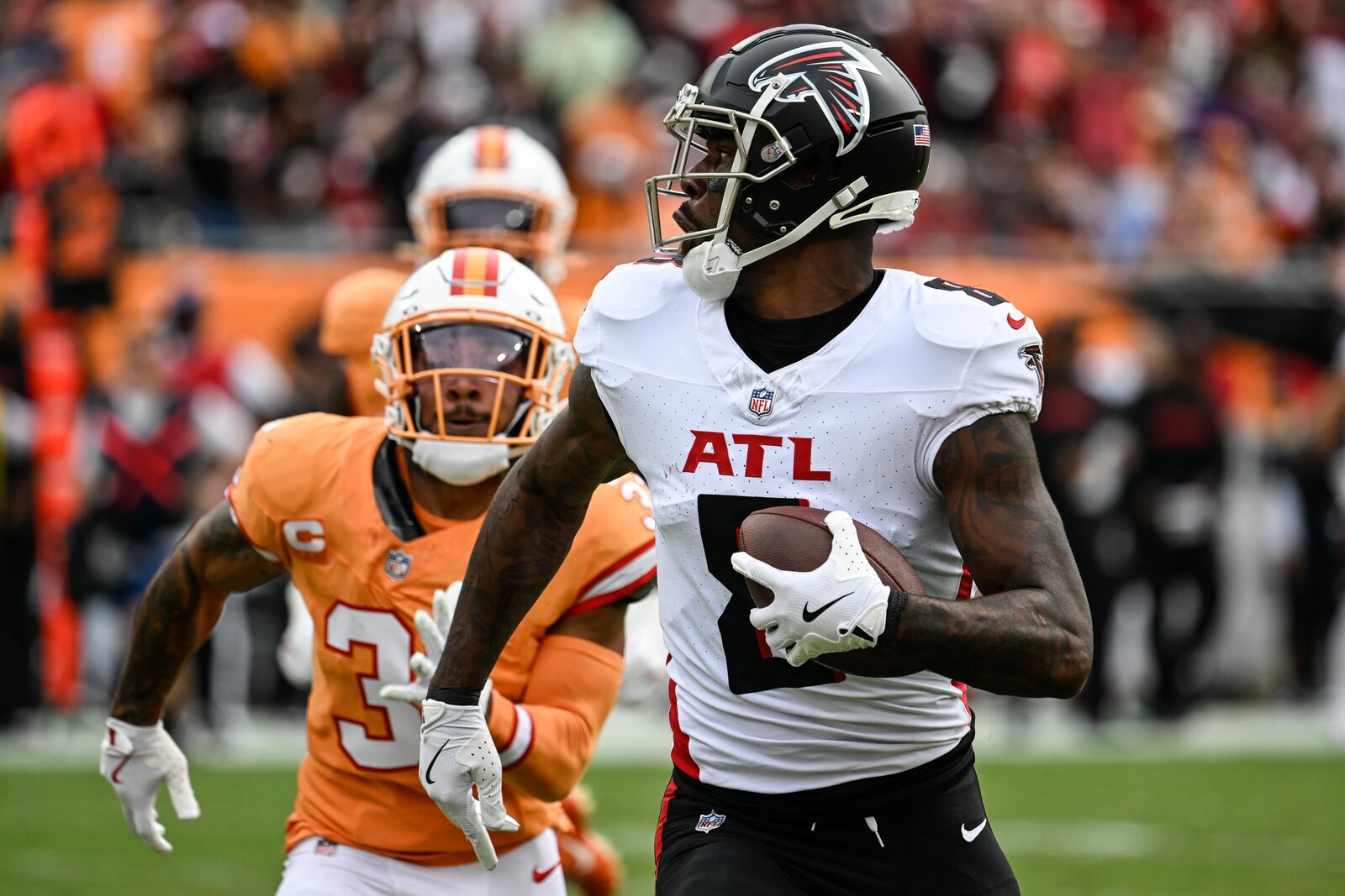 Atlanta Falcons tight end Kyle Pitts (8) runs to the end zone for a touchdown against the Tampa Bay Buccaneers during the first half of an NFL football game, Sunday, Oct. 27, 2024, in Tampa. (AP Photo/Jason Behnken)