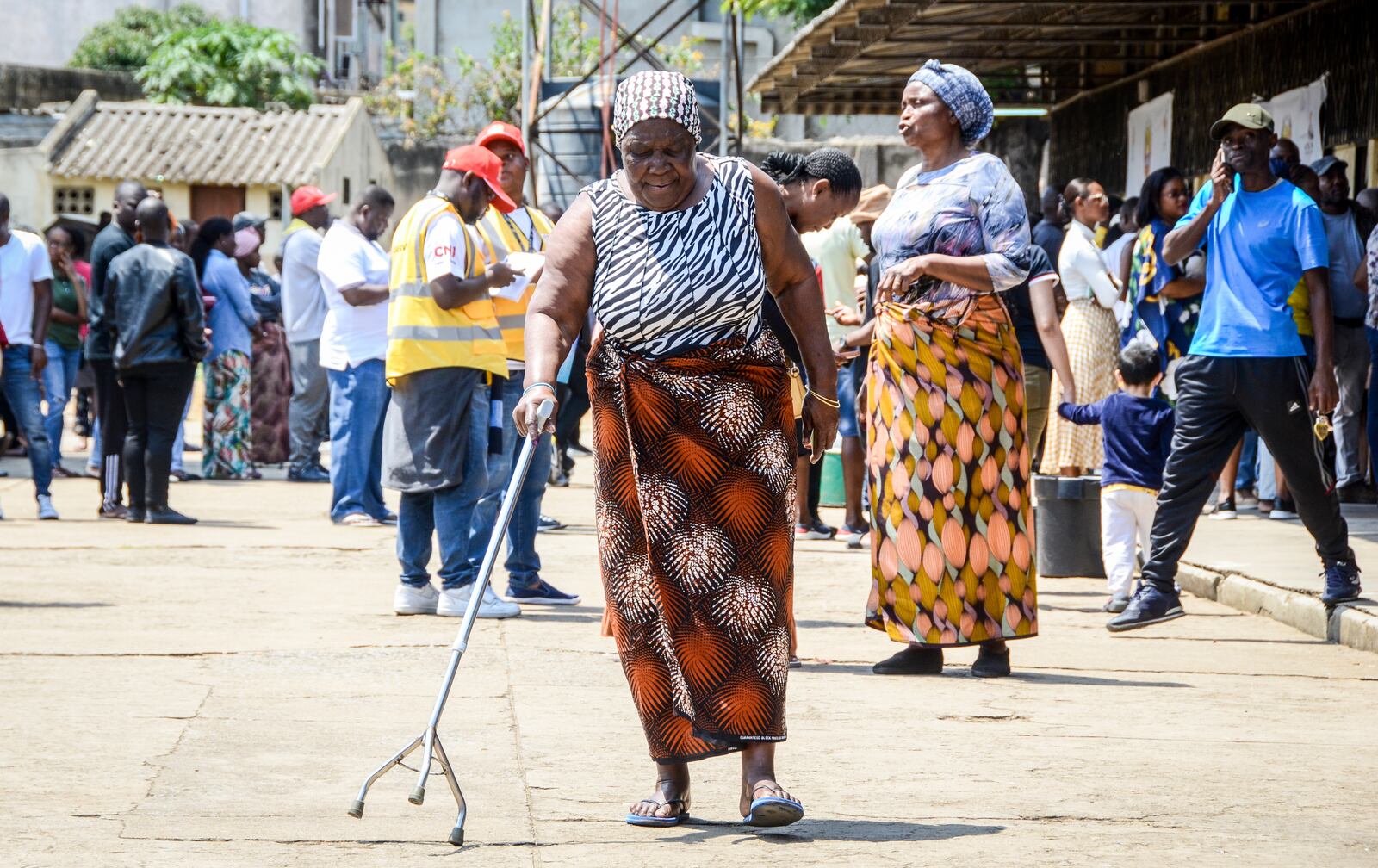 A woman makes her way from a polling station after voting in general elections in Maputo, Mozambique, Wednesday, Oct. 9, 2024. (AP Photo/Carlos Equeio)