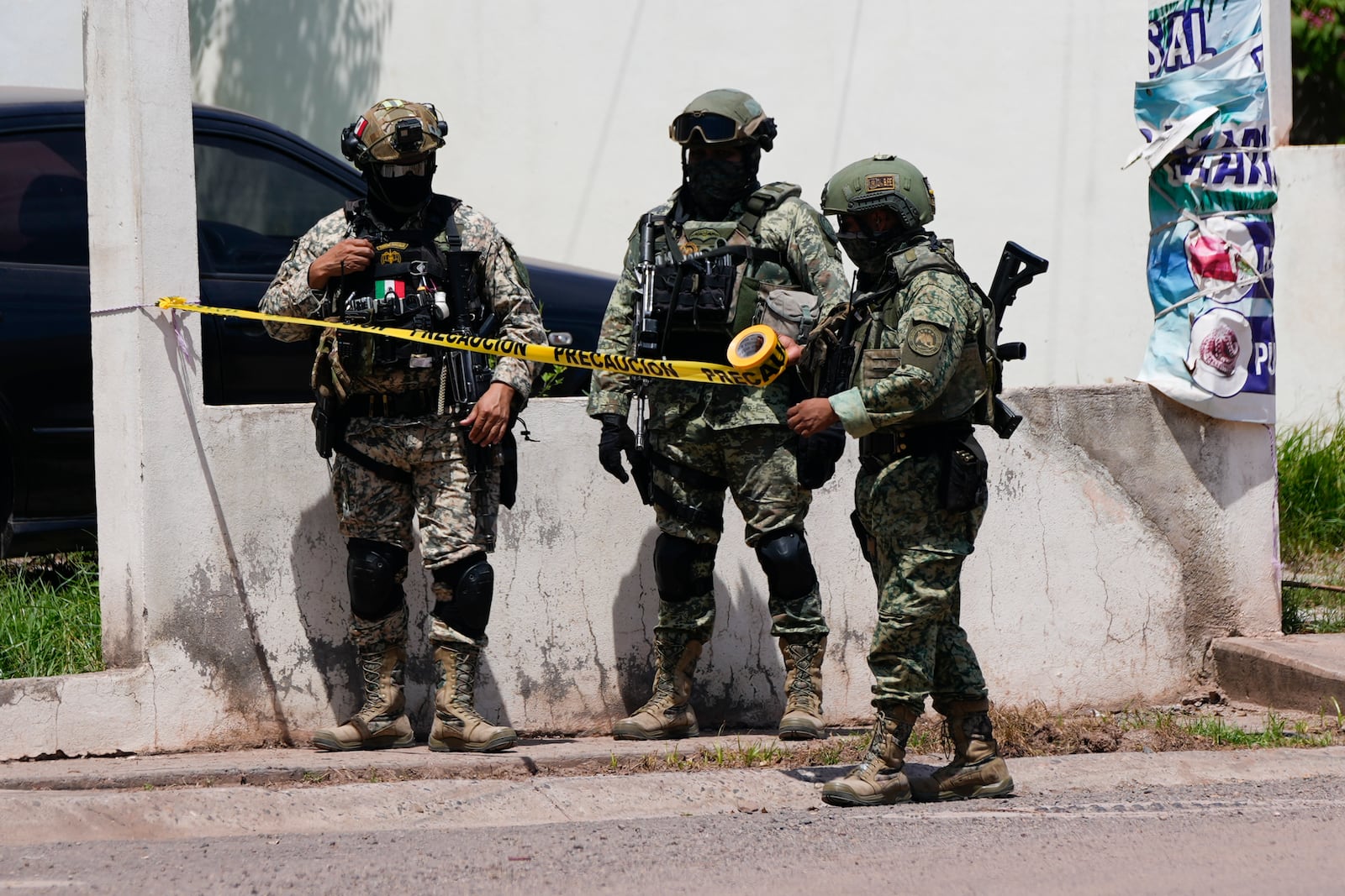 Soldiers cordon off a neighborhood during an operation in Culiacan, Sinaloa state, Mexico, Thursday, Sept. 19, 2024. (AP Photo/Eduardo Verdugo)