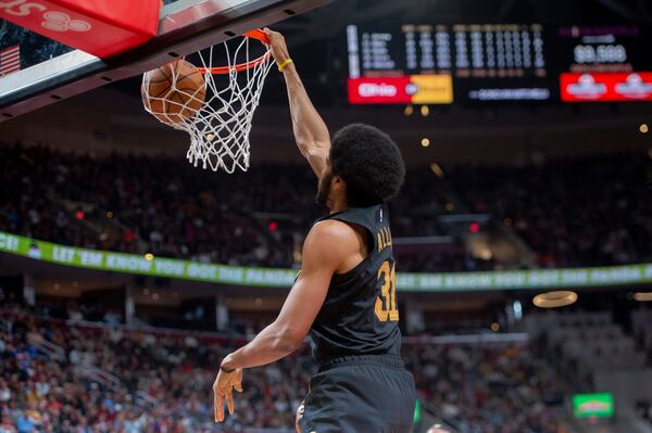 Cleveland Cavaliers' Jarrett Allen dunks against the Chicago Bulls during the second half of an Emirates NBA cup basketball game in Cleveland, Friday, Nov 15, 2024. (AP Photo/Phil Long)