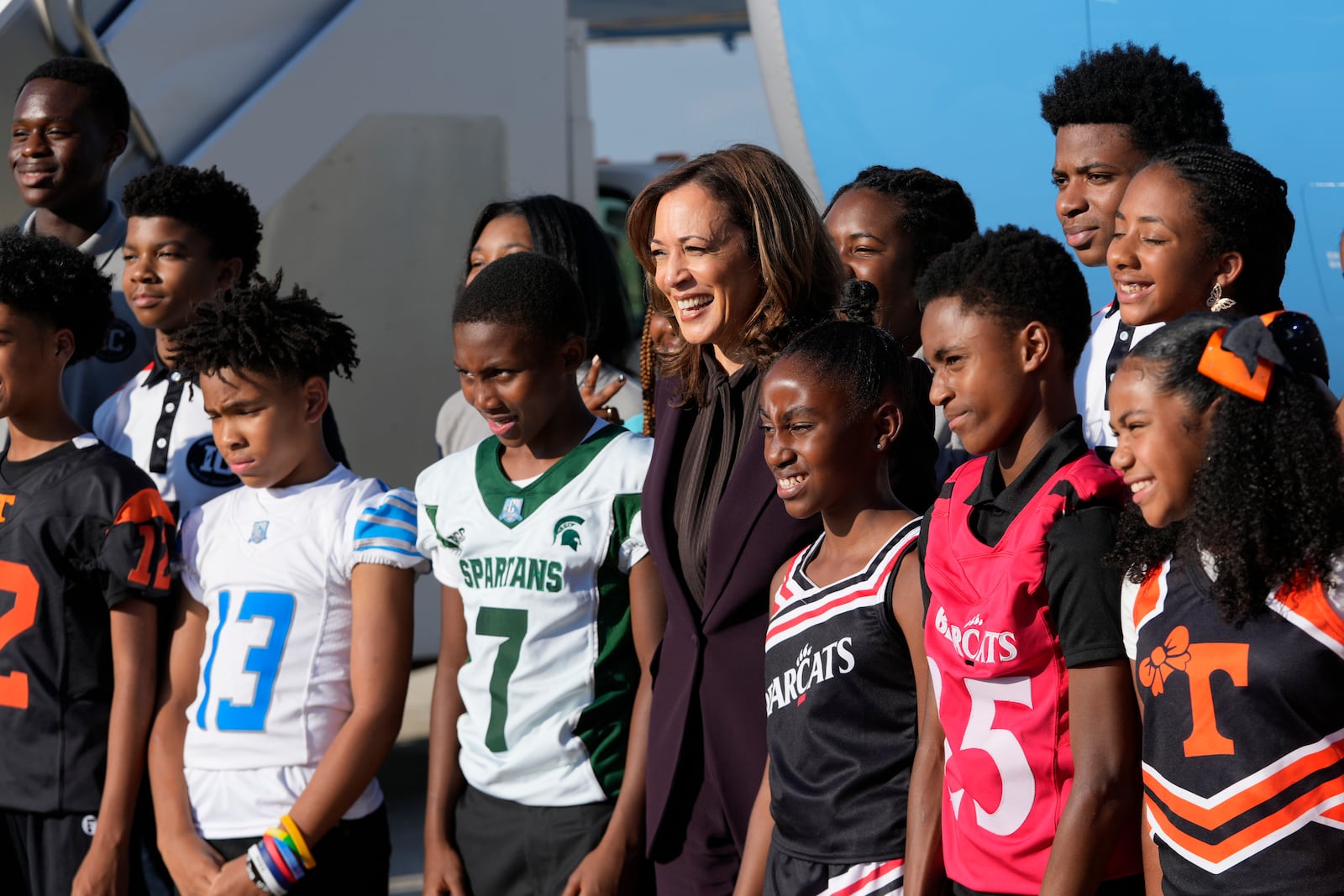 Democratic presidential nominee Vice President Kamala Harris, poses for a photograph upon her arrival at Detroit Metropolitan Airport in Romulus, Mich., enroute to join Oprah Winfrey at Oprah's Unite for America Live Streaming event Thursday, Sept. 19, 2024. (AP Photo/Paul Sancya)