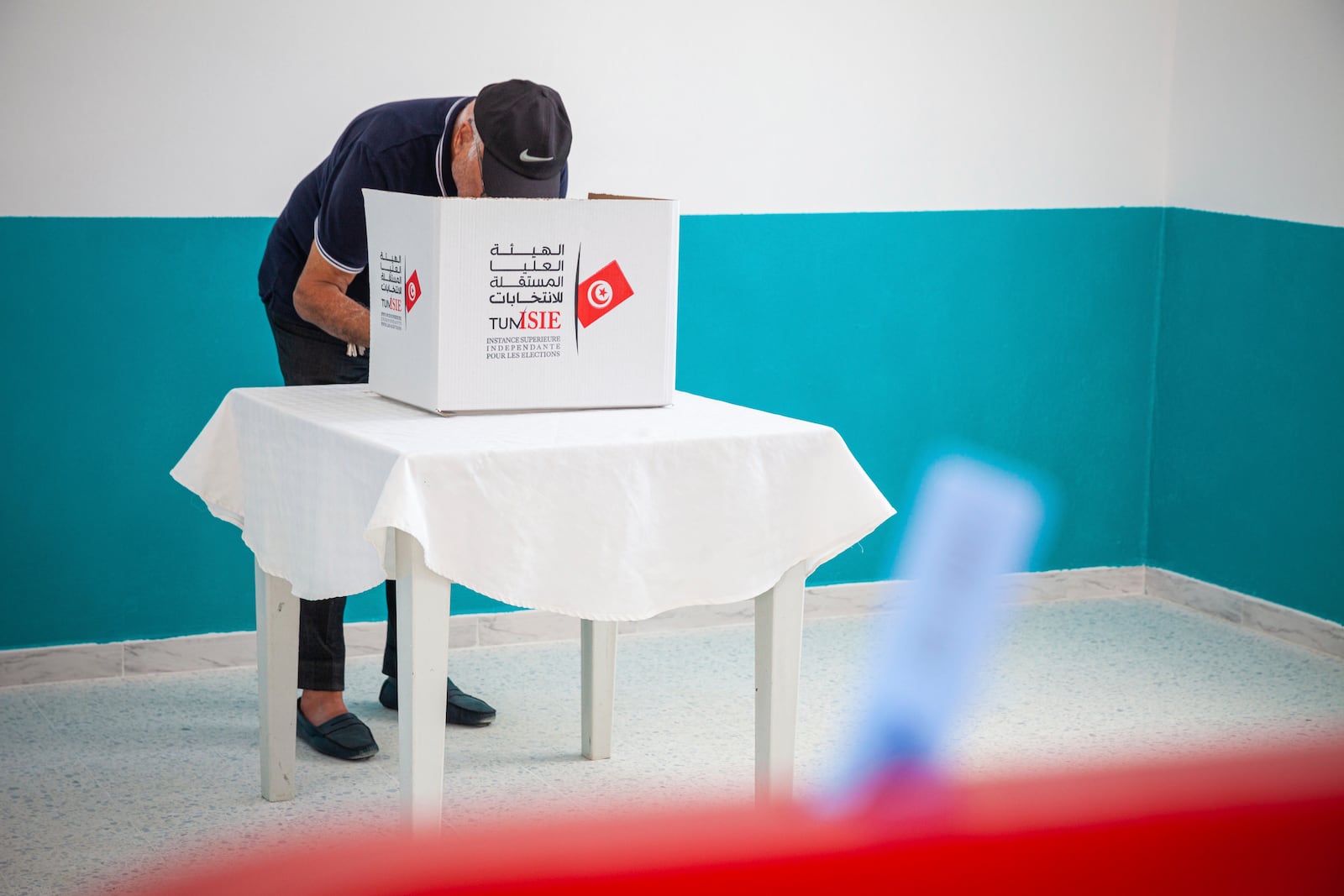 A voter casts his ballot at a polling station during the presidential elections, in the capital Tunis, Tunisia, Sunday, Oct. 6, 2024 (AP Photo/Ons Abid)