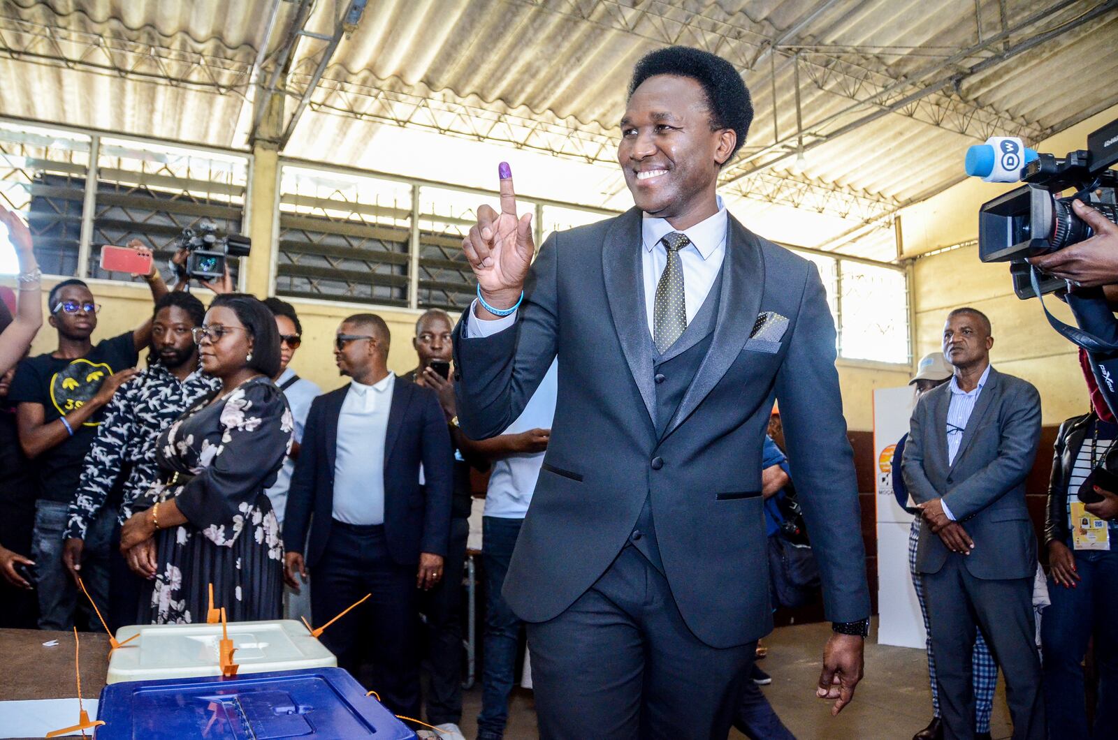 Independent candidate Venancio Mondlane holds up his finger after casting his vote in general elections in Maputo, Mozambique, Wednesday, Oct. 9, 2024. (AP Photo/Carlos Equeio)