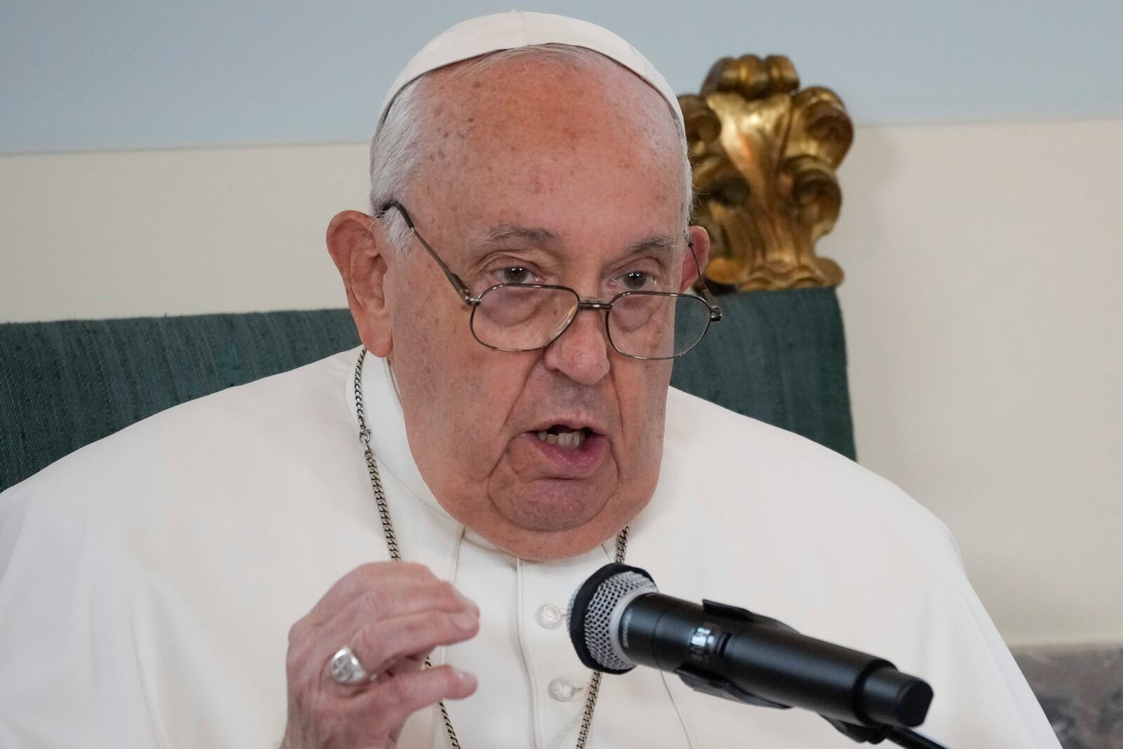 ALTERNATIVE CROP OF GB112 - Pope Francis delivers his message during a meeting with the authorities and the civil society in the Grande Galerie of the Castle of Laeken, Brussels, Friday, Sept. 27, 2024. (AP Photo/Andrew Medichini)