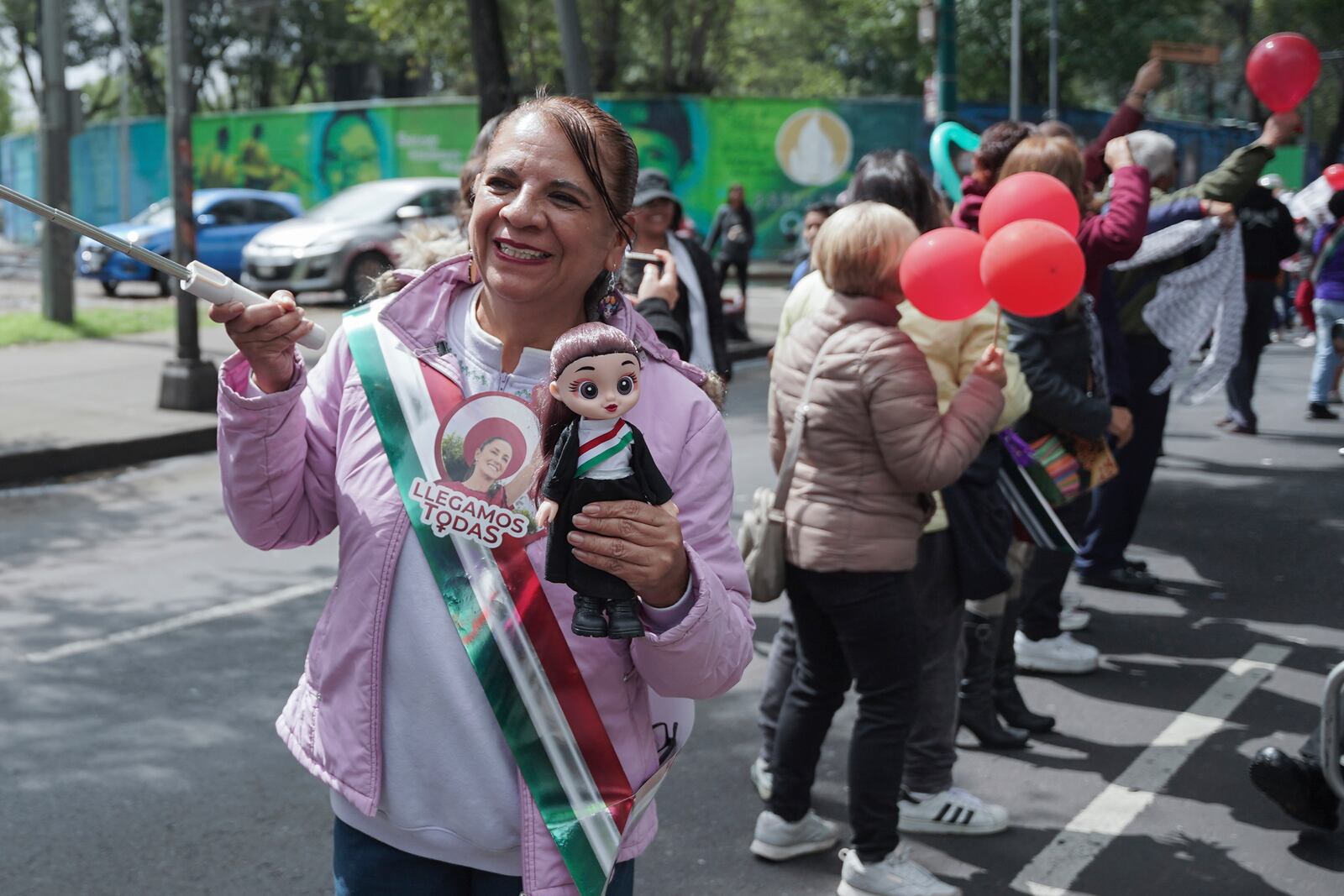 Supporters of Claudia Sheinbaum cheer as her vehicle passes on the way to her swearing-in as Mexico's new president in Mexico City, Tuesday, Oct. 1, 2024. (AP Photo/Aurea Del Rosario)