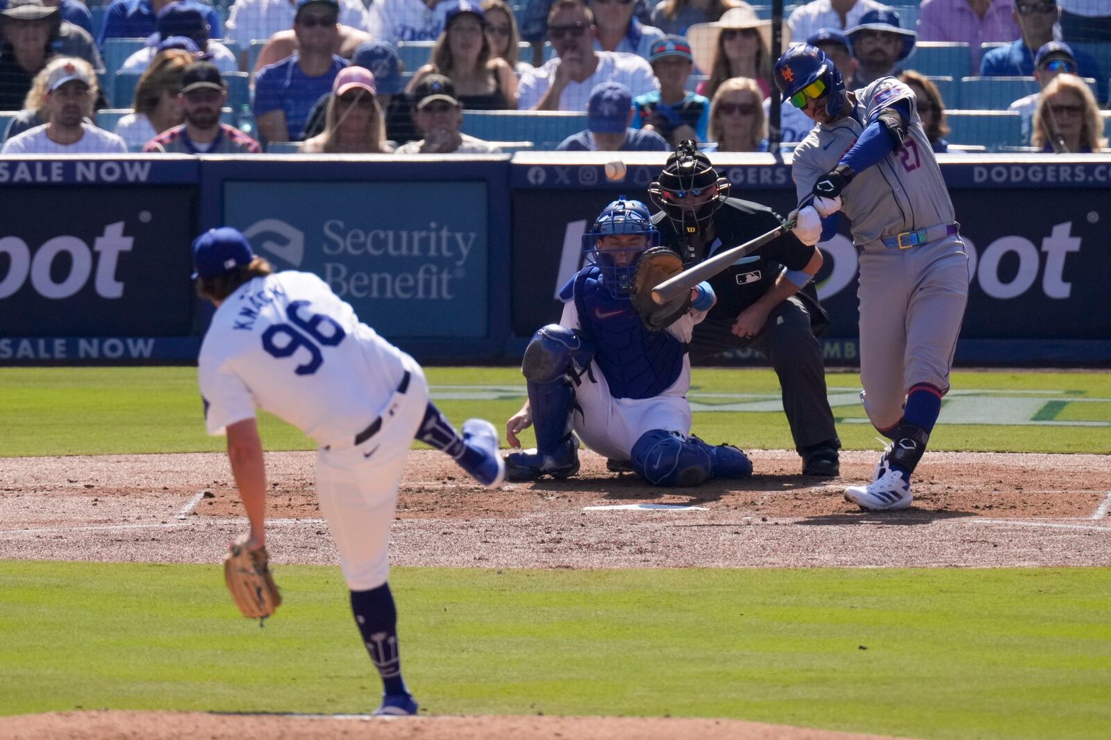 New York Mets' Mark Vientos, right, hits a grand slam home run as Los Angeles Dodgers relief pitcher Landon Knack, left, watches along with catcher Will Smith during second inning in Game 2 of a baseball NL Championship Series, Monday, Oct. 14, 2024, in Los Angeles. (AP Photo/Mark J. Terrill)