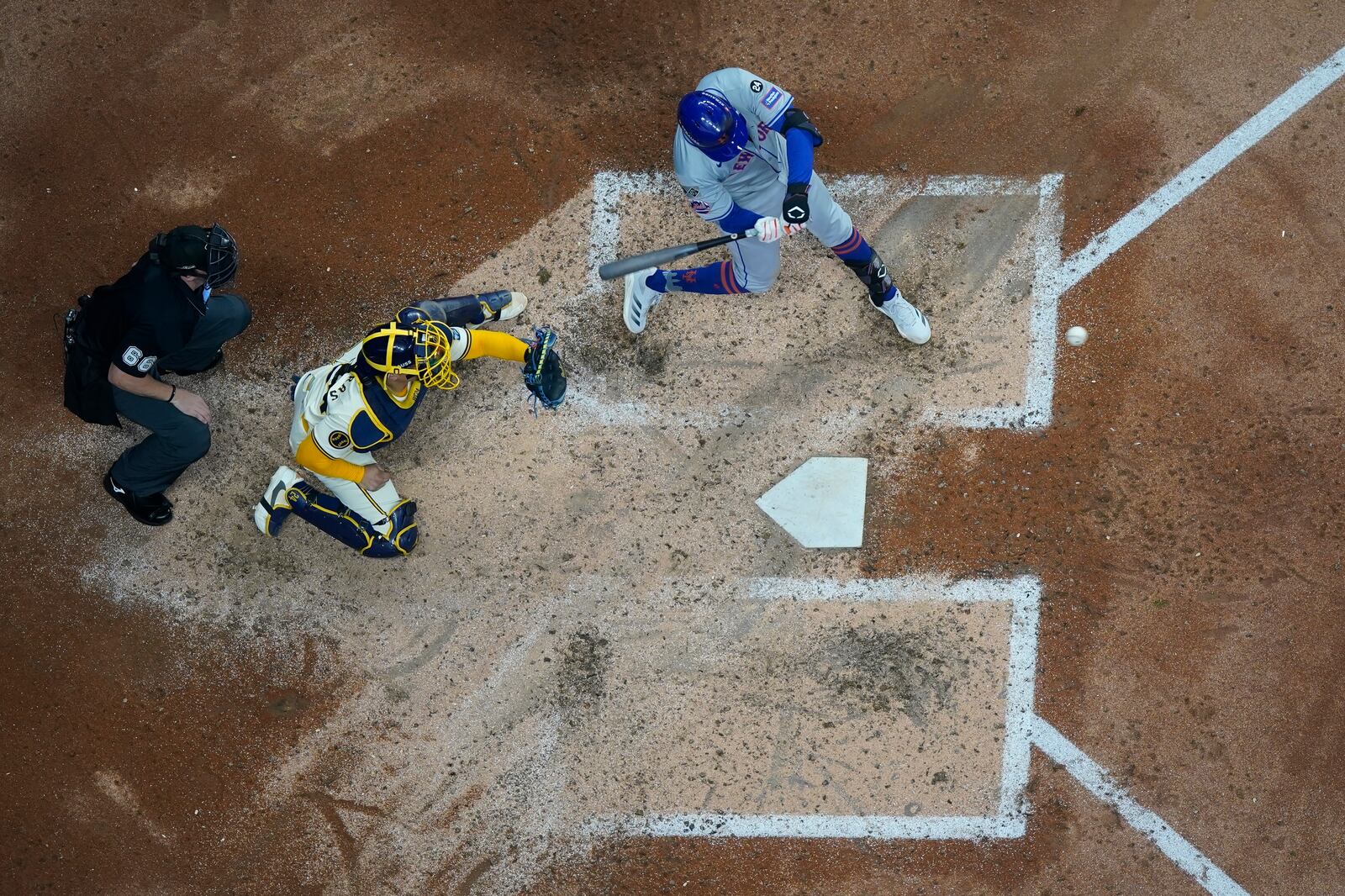 New York Mets' Mark Vientos hits a two-run scoring single during the fifth inning of Game 2 of a National League wild card baseball game against the Milwaukee Brewers Tuesday, Oct. 1, 2024, in Milwaukee. (AP Photo/Morry Gash)