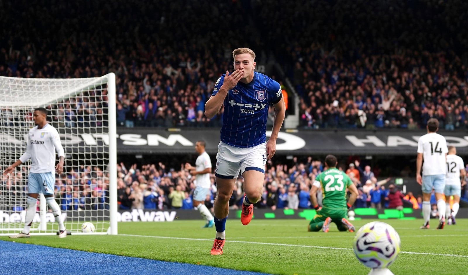 Ipswich Town's Liam Delap celebrates scoring his side's second goal during the British Premier League soccer match between Ipswich Town and Aston Villa at Portman Road, Ipswich, England, Sunday Sept. 29, 2024. (Zac Goodwin/PA via AP)