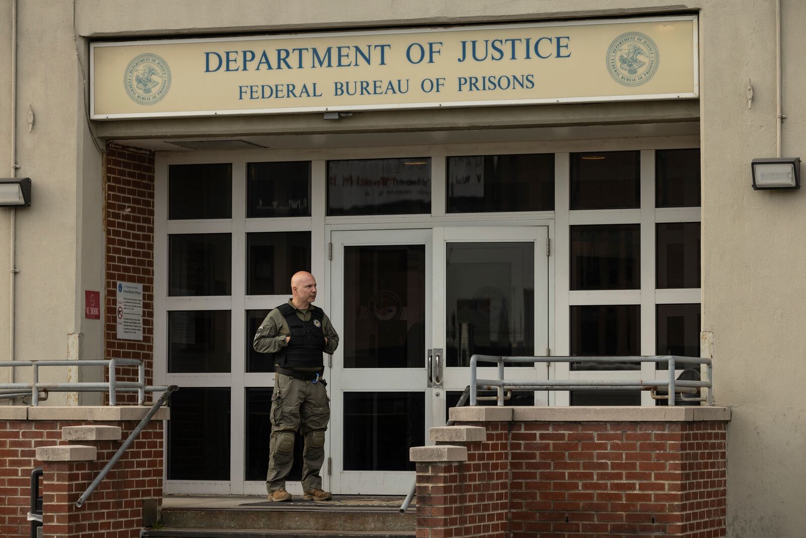 A federal enforcement officer stands during an interagency operation outside the Metropolitan Detention Center, Monday, Oct. 28, 2024, in the Brooklyn Borough of New York. (AP Photo/Yuki Iwamura)