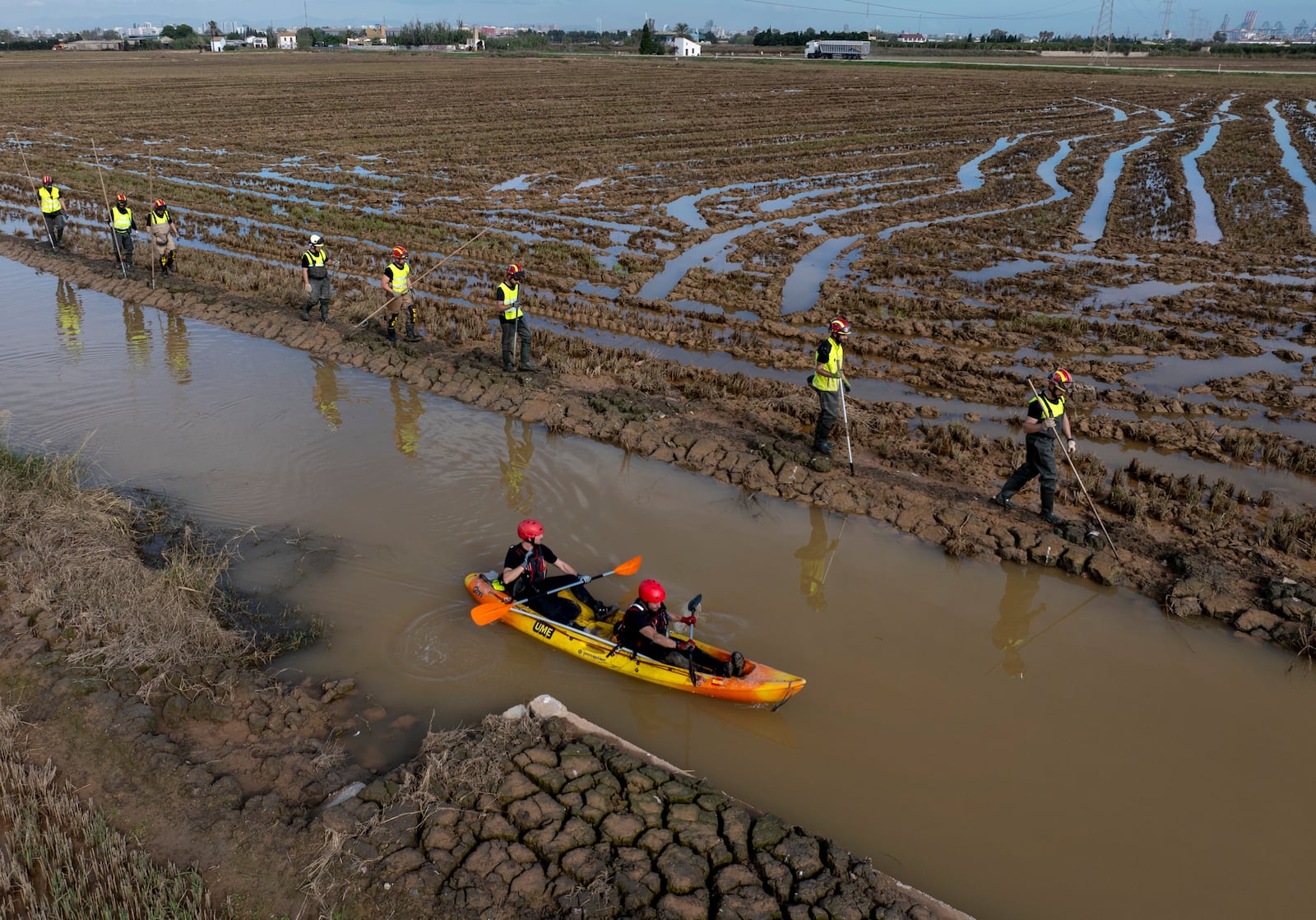 Members of the V battalion of the military emergency unit, UME, search the area for bodies washed away by the floods in the outskirts of Valencia, Spain, Friday, Nov. 8, 2024. (AP Photo/Emilio Morenatti)