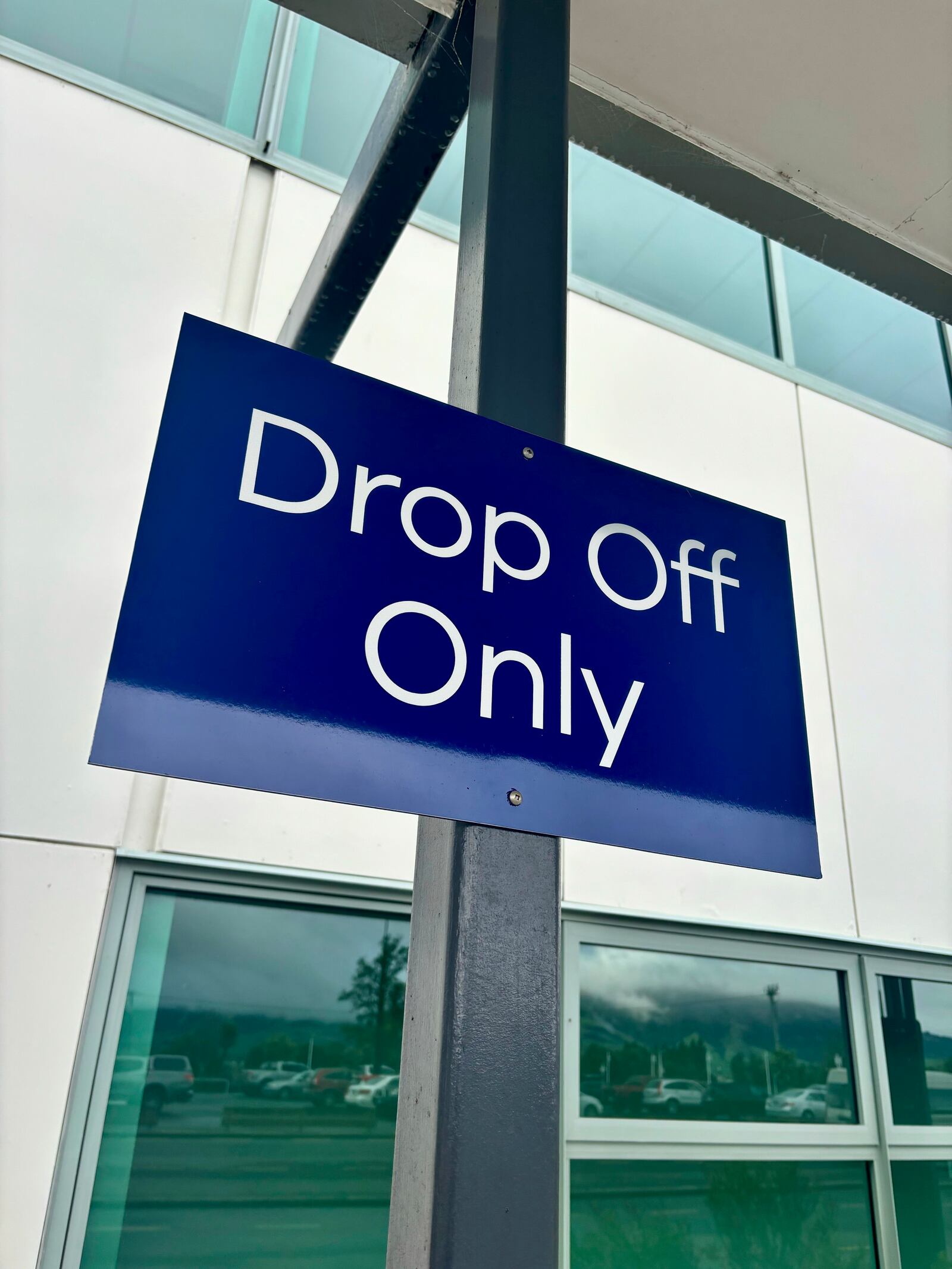 A sign for the drop off area is displayed at the Dunedin airport in Momona, New Zealand, Tuesday, Oct. 22, 2024. The New Zealand airport has imposed is a three-minute time limit on farewell hugs in the drop off area to prevent traffic jams. Travellers wanting to embrace for longer can relocate to the parking lot. (Sarah Soper/Dunedin Airport via AP)