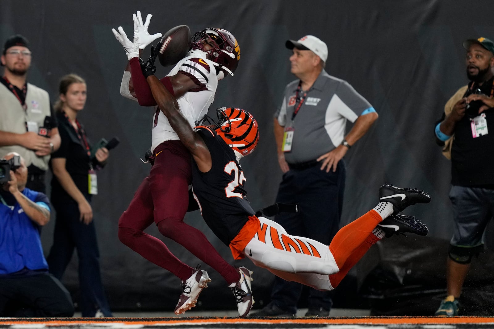 Washington Commanders wide receiver Terry McLaurin, left, catches a 27-yard touchdown pass ahead of Cincinnati Bengals cornerback Dax Hill during the second half of an NFL football game, Monday, Sept. 23, 2024, in Cincinnati. (AP Photo/Carolyn Kaster)