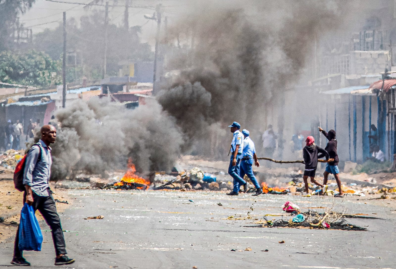 A barricade burns Tuesday, Nov. 5, 2024 in Mozambique's capital, Maputo, Tuesday, Nov. 5, 2024 in protests that have engulfed the country after the opposition rejected the results of the country's polls which saw the Frelimo party extend its 58-year rule. (AP Photo/Carlos Uqueio)