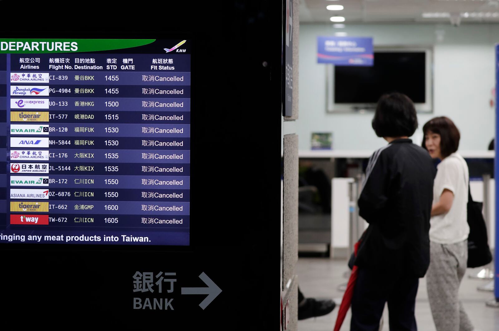 People went to airline counters to ask about canceled flights due to approaching Typhoon Krathon, in Kaohsiung, southern Taiwan, Wednesday, Oct. 2, 2024. (AP Photo/Chiang Ying-ying)