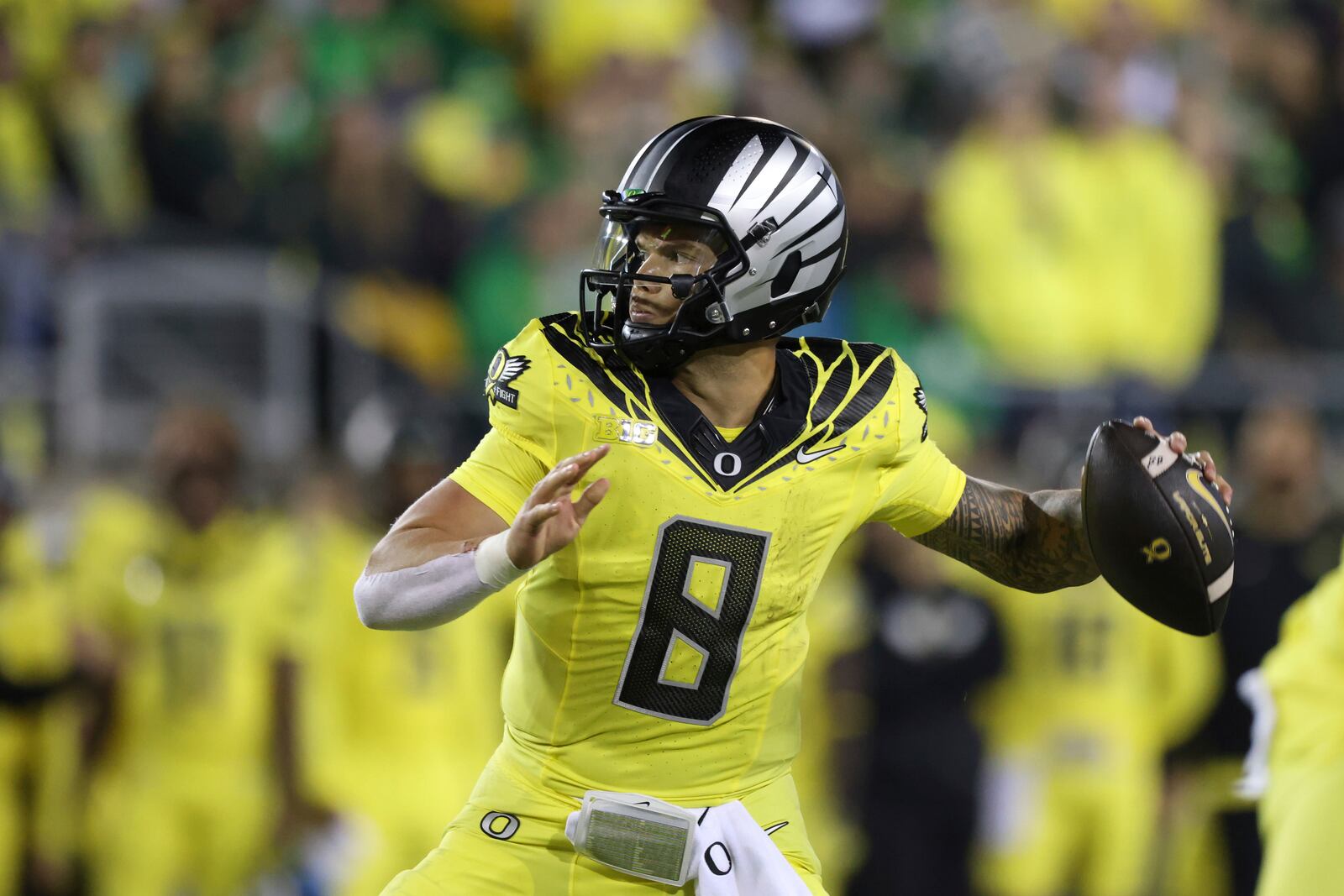 Oregon Ducks quarterback Dillon Gabriel (8) passes against Michigan State during the second half of an NCAA college football game, Friday, Oct. 4, 2024, in Eugene, Ore. AP Photo/Amanda Loman)