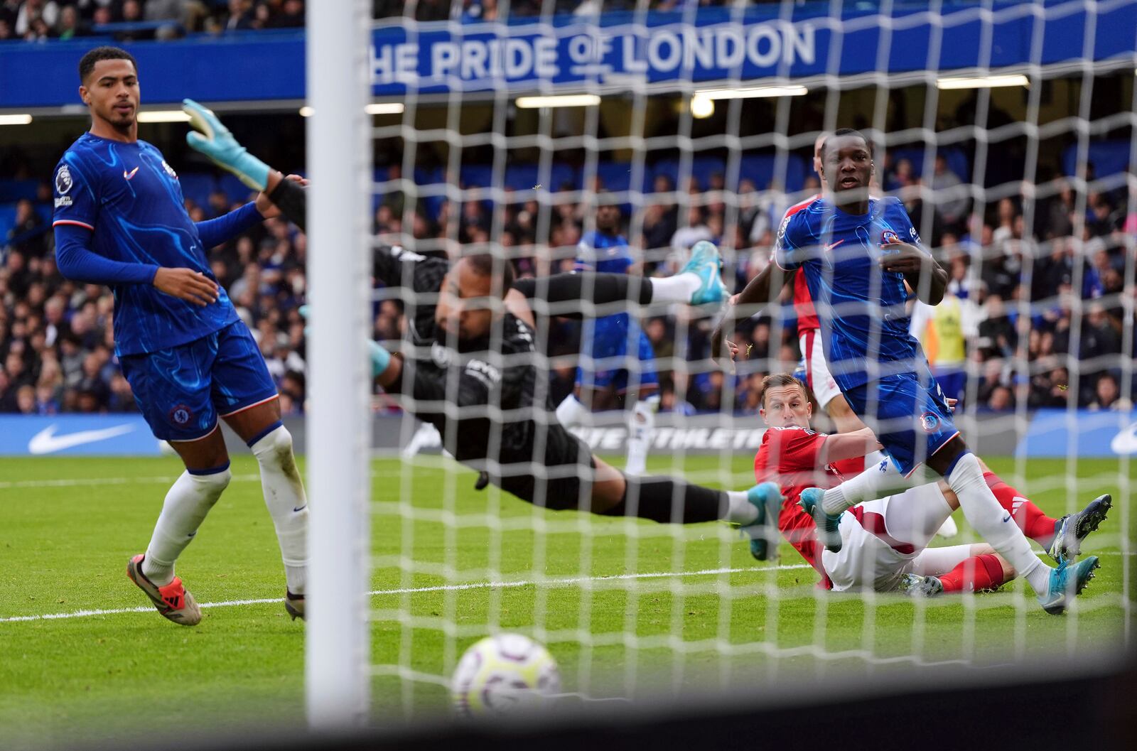 Nottingham Forest's Chris Wood scores their side's first goal of the game during the English Premier League soccer match between Chelsea and Nottingham Forest at Stamford Bridge in London, Sunday Oct. 6, 2024. (Bradley Collyer/PA via AP)