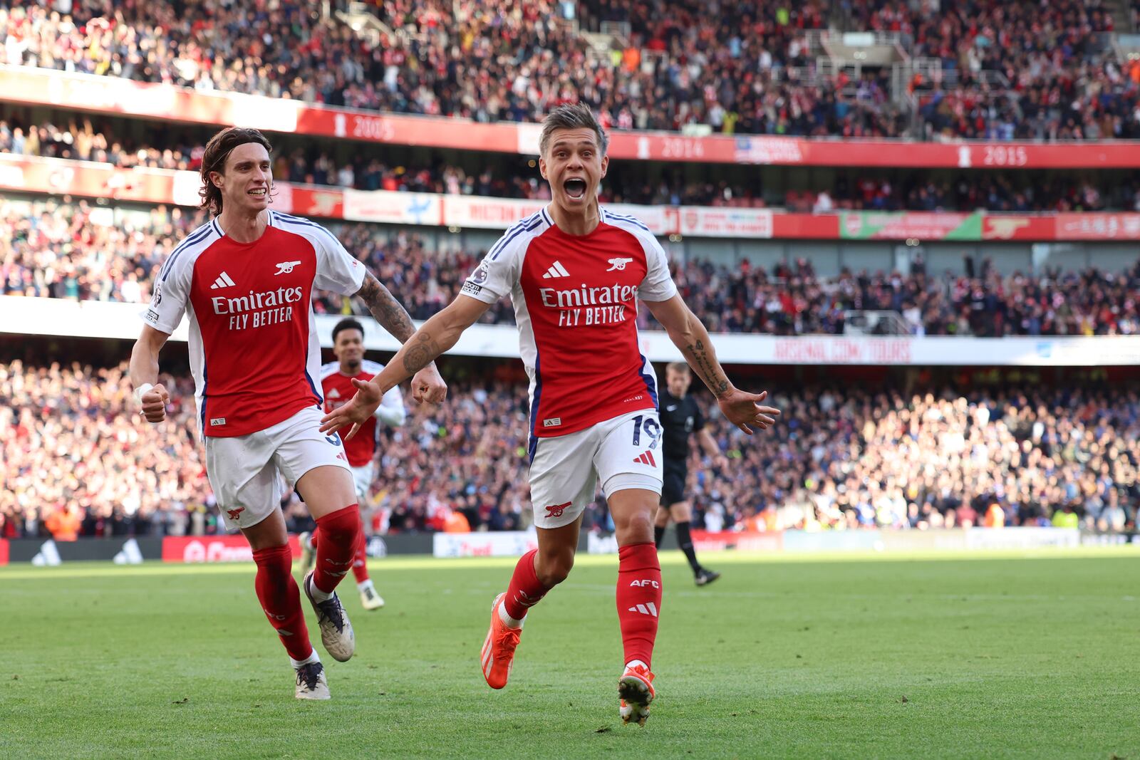 Arsenal's Leandro Trossard celebrates after scoring his side's fourth goal during the English Premier League soccer match between Arsenal and Leicester City at the Emirates Stadium in London, Saturday, Sept. 28, 2024. (AP Photo/Ian Walton)