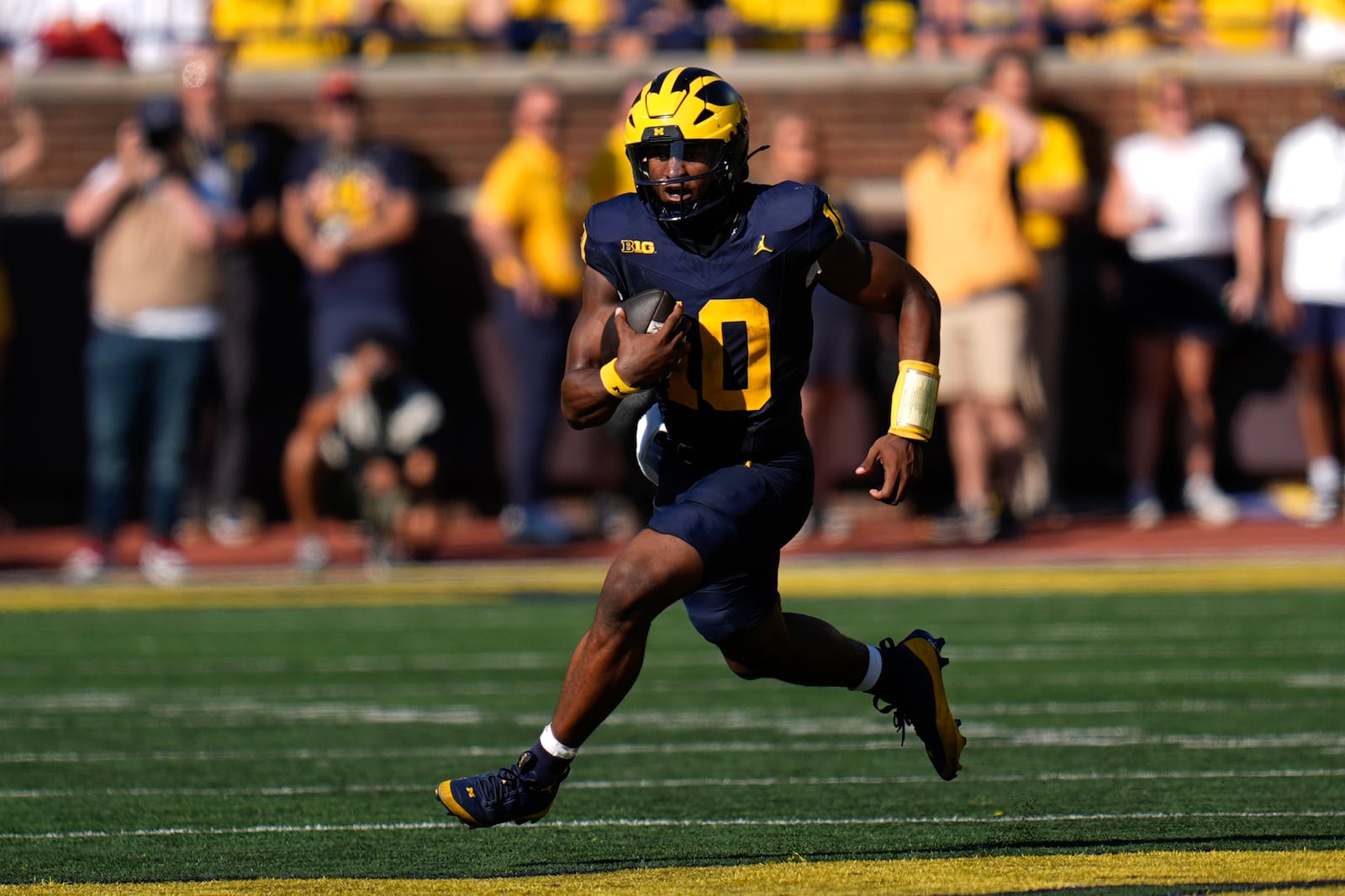 Michigan quarterback Alex Orji runs for yardage against Southern California in the first half of an NCAA college football game in Ann Arbor, Mich., Saturday, Sept. 21, 2024. (AP Photo/Paul Sancya)