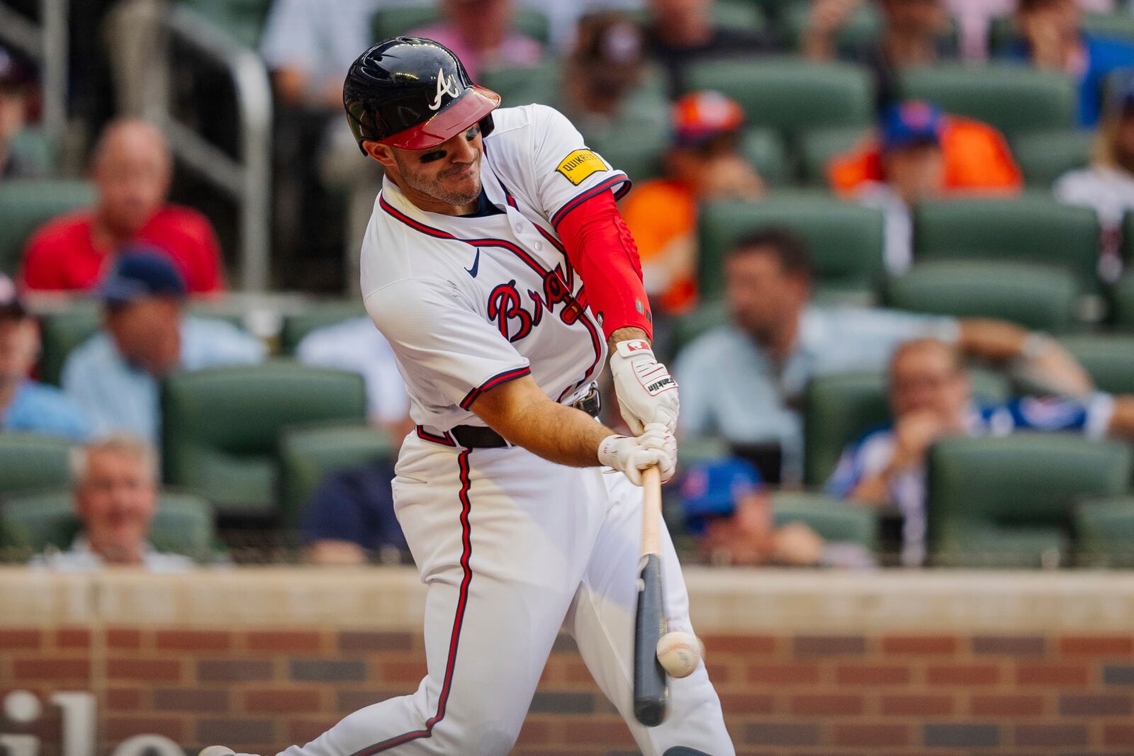 Atlanta Braves' Ramon Laureano hits a home run to center field in the sixth inning of a baseball game against the New York Mets, Monday, Sept. 30, 2024, in Atlanta. (AP Photo/Jason Allen)