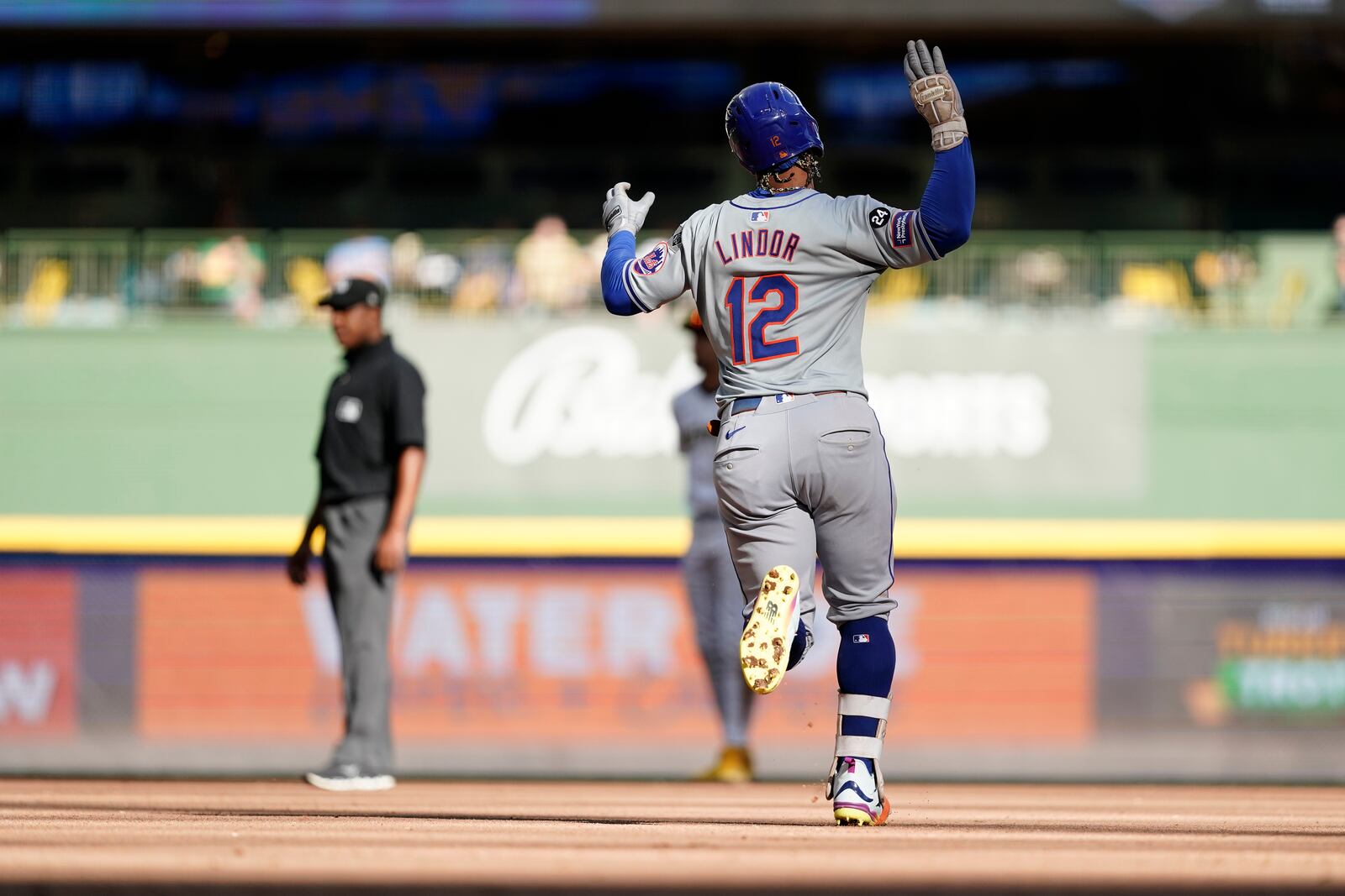 New York Mets' Francisco Lindor rounds the bases after hitting a solo home run during the sixth inning of a baseball game against the Milwaukee Brewers, Sunday, Sept. 29, 2024, in Milwaukee. (AP Photo/Aaron Gash)