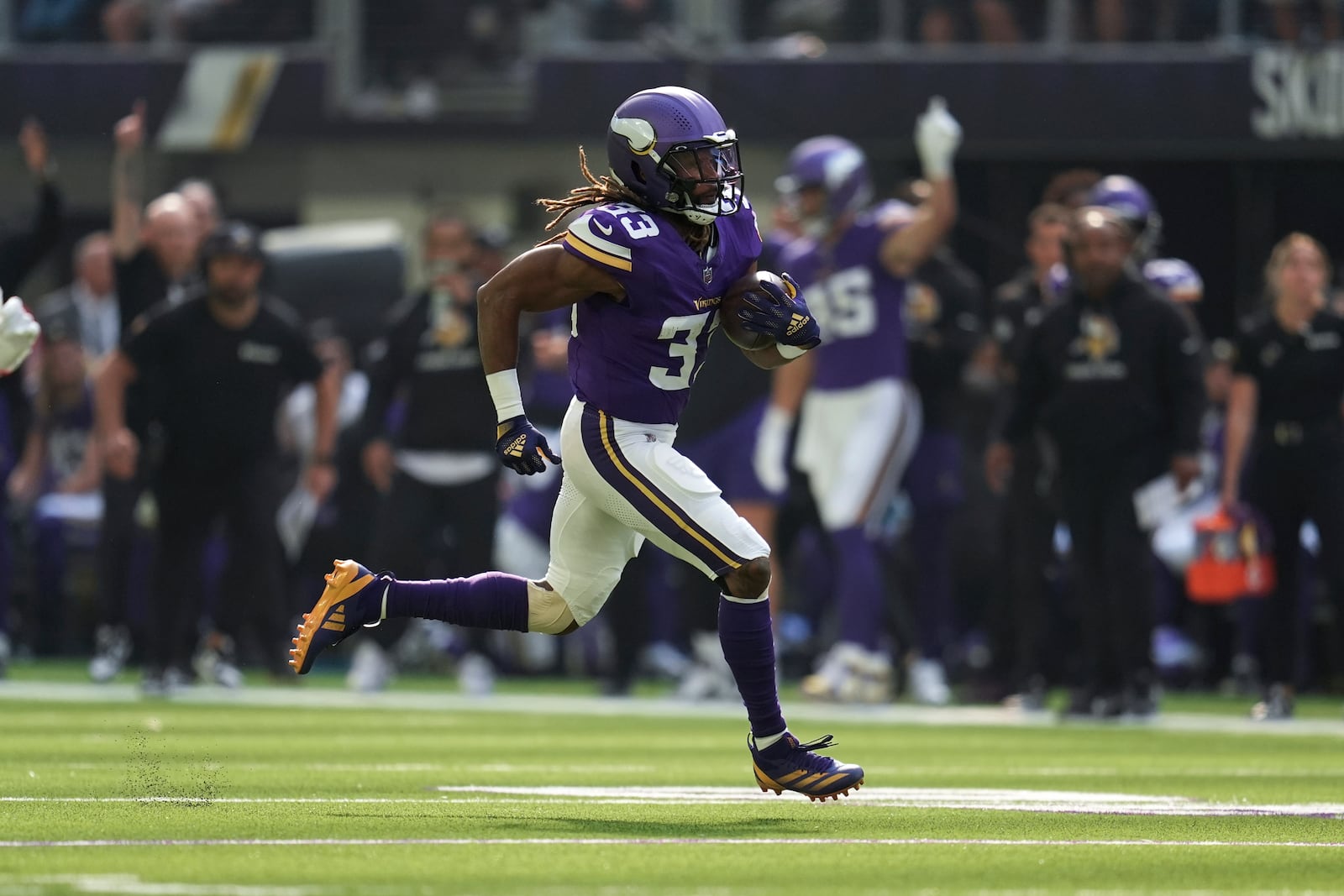 Minnesota Vikings running back Aaron Jones runs for a 34-yard touchdown against the Detroit Lions during the first half of an NFL football game Sunday, Oct. 20, 2024, in Minneapolis. (AP Photo/Abbie Parr)