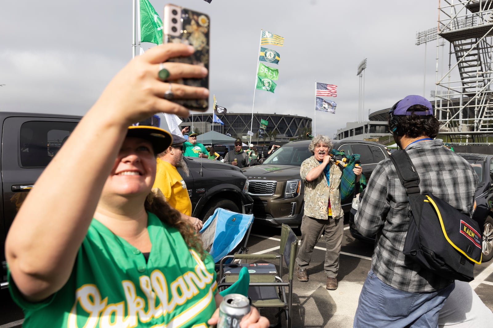 Andrew Johnstone plays the bagpipes outside the Oakland Coliseum before a baseball game between the Oakland Athletics and the Texas Rangers Thursday, Sept. 26, 2024, in Oakland, Calif. (AP Photo/Benjamin Fanjoy)