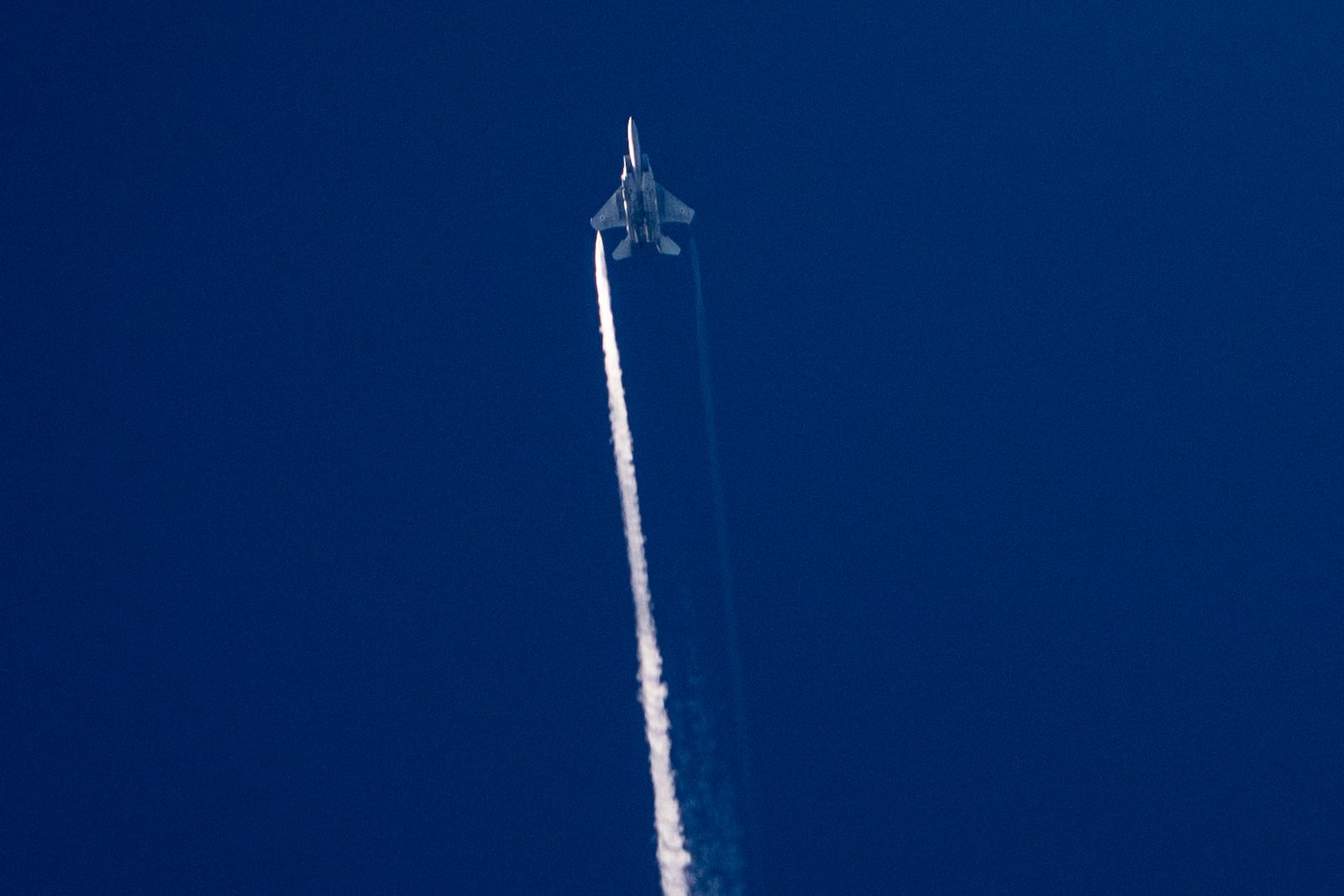 An armed Israeli fighter jet is seen from Hadera as it crosses towards northern Israel, on Monday, Sept. 23, 2024. (AP Photo/Ariel Schalit)