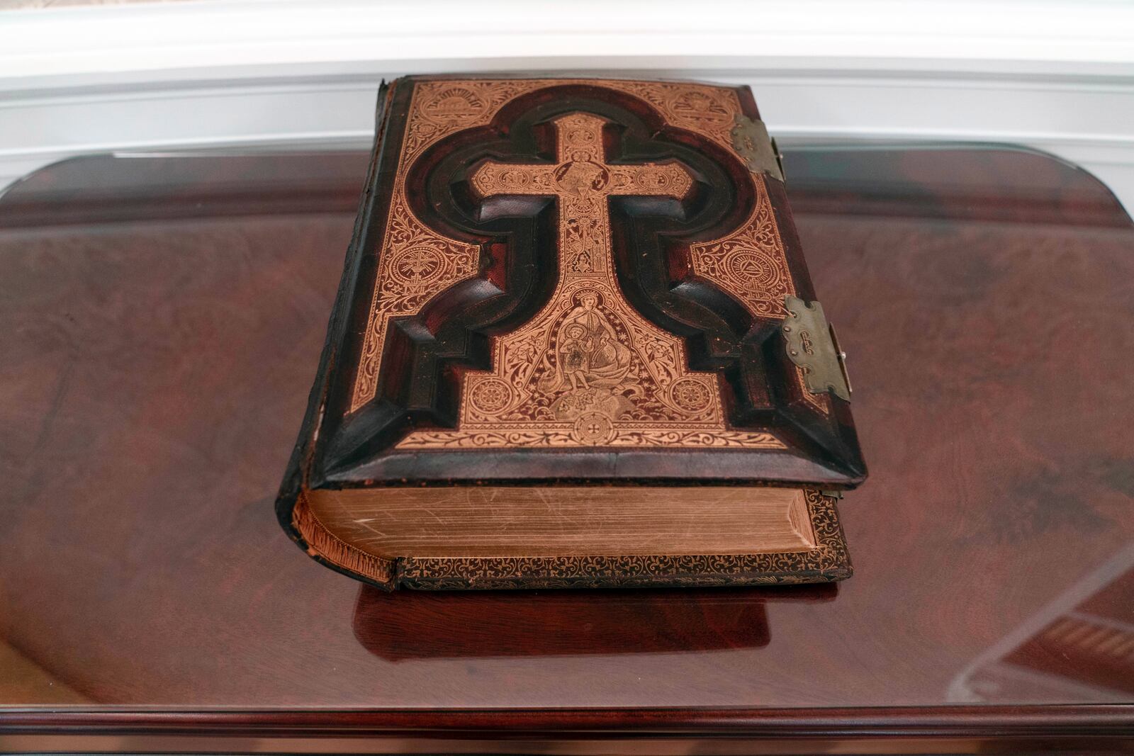 The replica of President Joe Biden family bible is seen in a replica of the Oval Office as is today, shown at The People's House exhibit, Monday, Sept. 16, 2024 in Washington. (AP Photo/Jose Luis Magana)