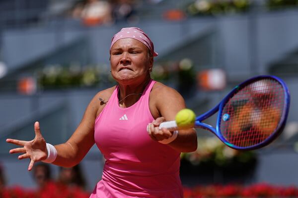 Russia's Diana Shnaider returns the ball against Iga Swiatek of Poland during the Madrid Open tennis tournament in Madrid, Spain, Tuesday, April 29, 2025. (AP Photo/Manu Fernandez)