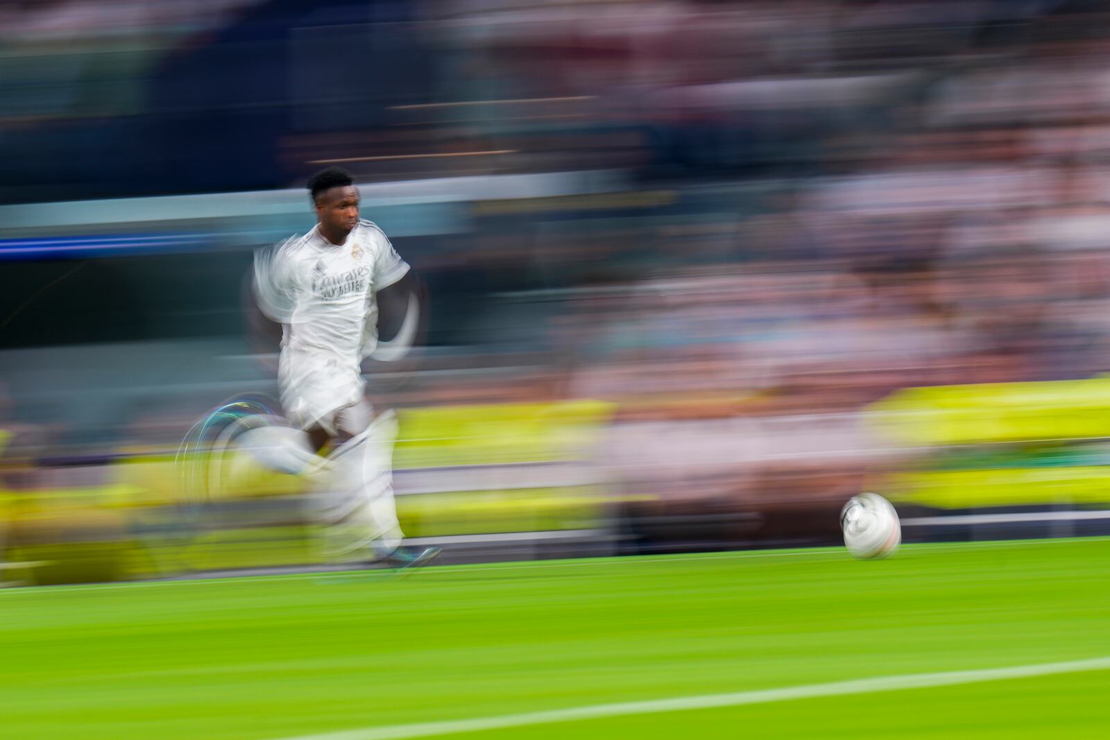 Real Madrid's Vinicius Junior runs after the ball during the Champions League opening phase soccer match between Real Madrid and VfB Stuttgart at the Santiago Bernabeu stadium, in Madrid, Tuesday, Sept. 17, 2024. (AP Photo/Manu Fernandez)