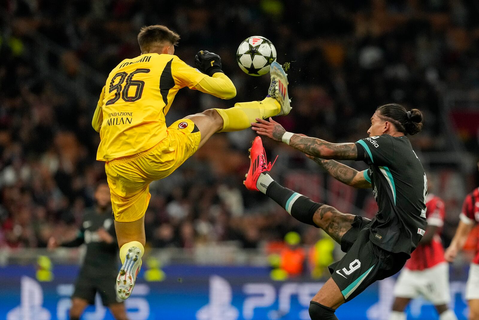 Liverpool's Darwin Nunez, right, and AC Milan's goalkeeper Lorenzo Torriani fight for the ball during the Champions League opening phase soccer match between AC Milan and Liverpool at the San Siro stadium in Milan, Italy, Tuesday, Sept. 17, 2024. (AP Photo/Luca Bruno)