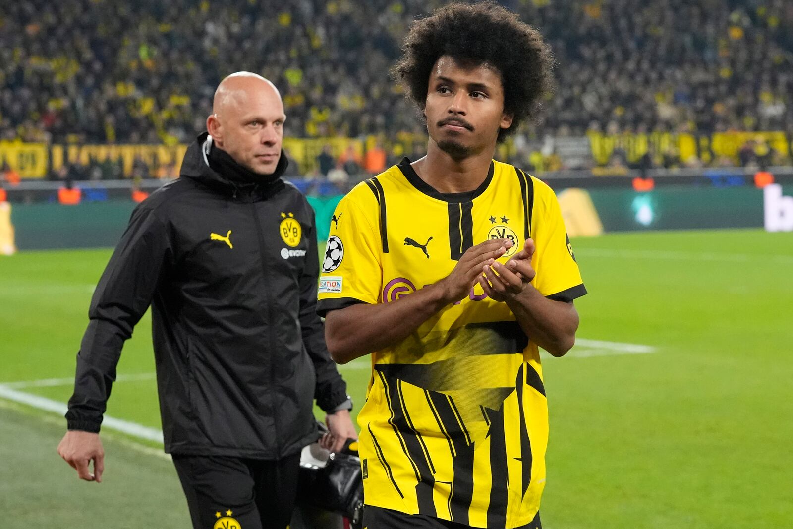 Dortmund's Karim Adeyemi applauds the fans as he leaves the pitch after an injuring during the Champions League opening phase soccer match between Borussia Dortmund and Celtic FC at the BVB Stadion in Dortmund, Germany, Tuesday, Oct. 1, 2024. (AP Photo/Martin Meissner)