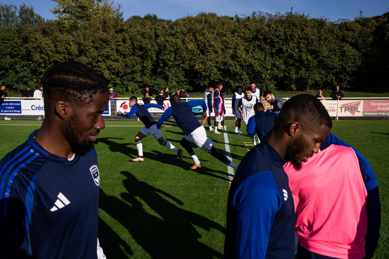 Bordeaux players warm-up prior to the Championnat National 2 soccer match between Saumur and Bordeaux, in Saumur, France, Saturday, Oct. 5, 2024.(AP Photo/Louise Delmotte)