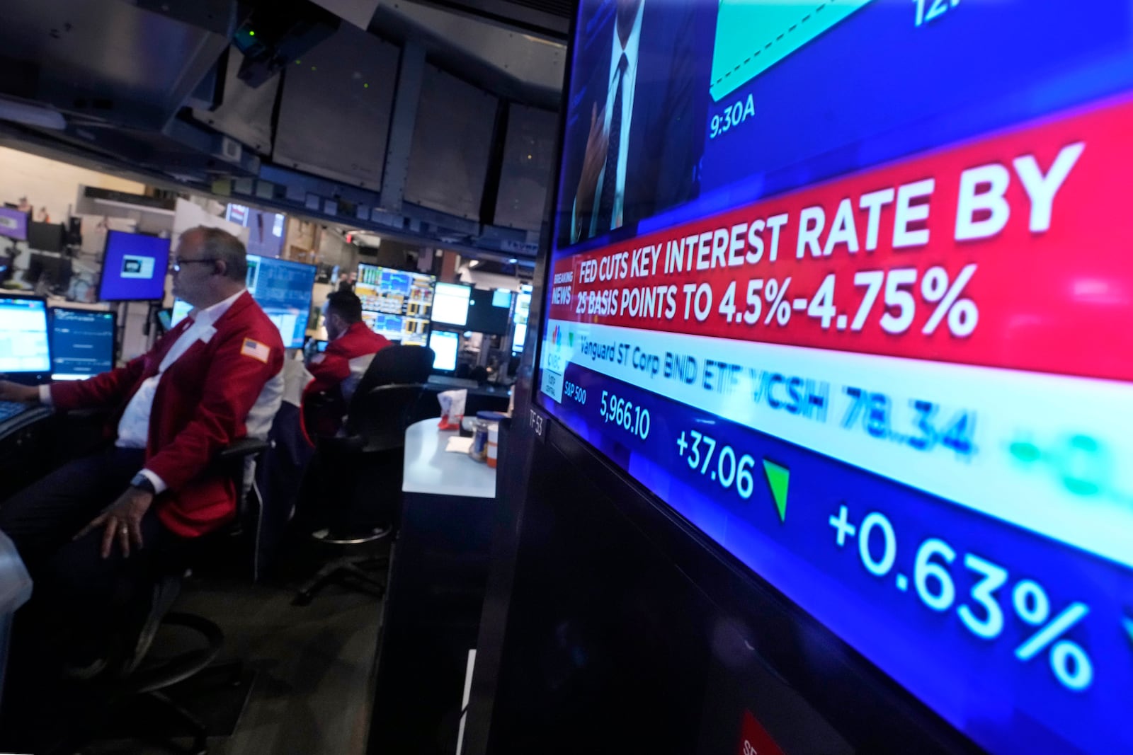 A screen at a trading post on the floor of the New York Stock Exchange displays the Federal Reserve interest rate decision, Thursday, Nov. 7, 2024. (AP Photo/Richard Drew)