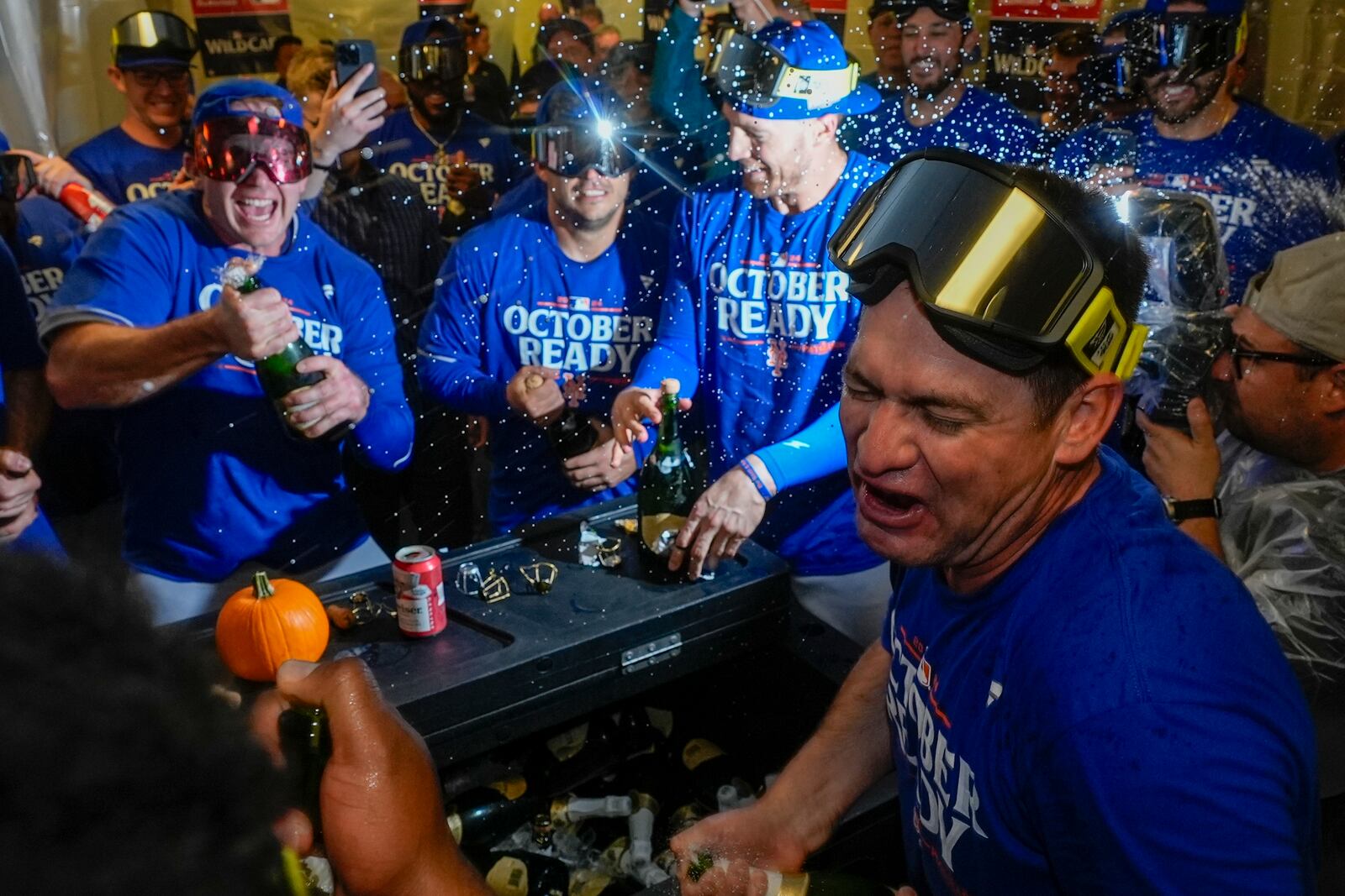 The New York Mets celebrate after winning Game 3 of a National League wild card baseball game against the Milwaukee Brewers Thursday, Oct. 3, 2024, in Milwaukee. The Mets won 4-2. (AP Photo/Morry Gash)