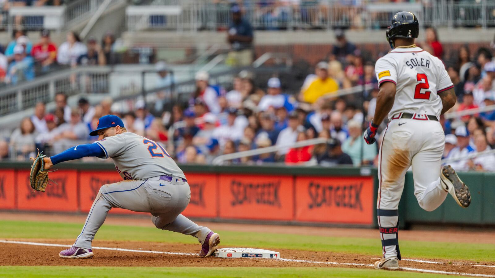 New York Mets first baseman Pete Alonso, left, catches the ball before Atlanta Braves' Jorge Soler, right, can reach first in the fourth inning of the second baseball game of a doubleheader, Sept. 30, 2024, in Atlanta. (AP Photo/Jason Allen)