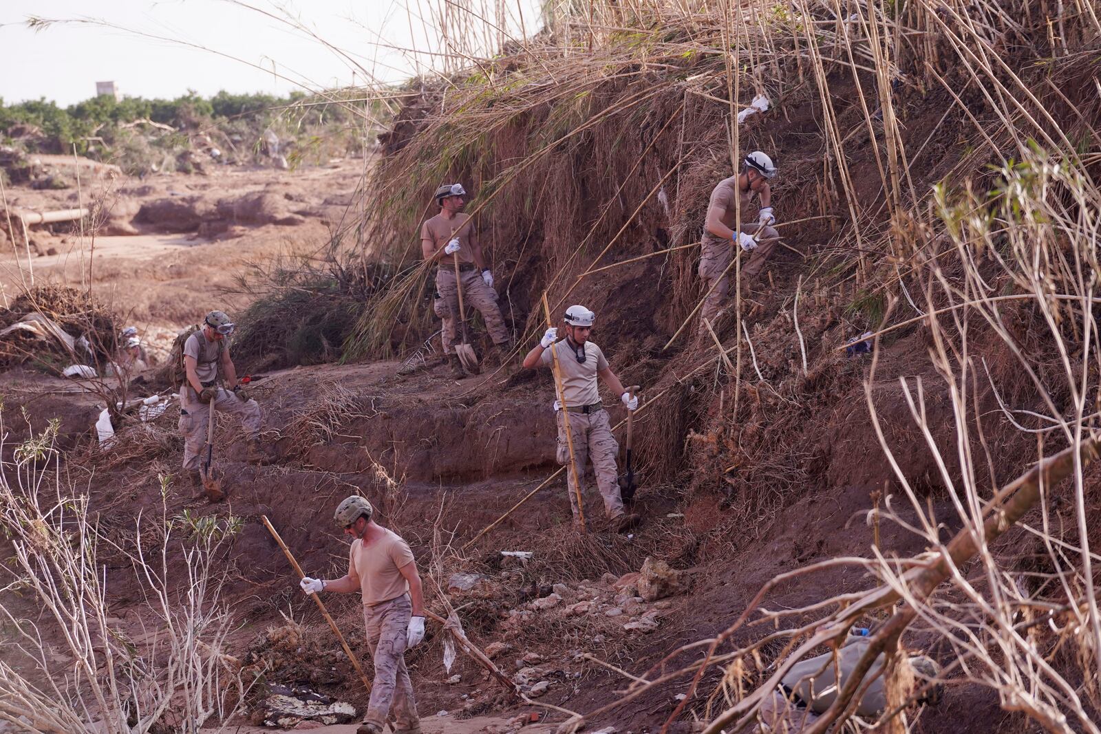 Soldiers from the Spanish Parachute Squadron (EZAPAC) look for bodies after floods in Barranco del Poyo, Spain, Tuesday, Nov. 5, 2024. (AP Photo/Alberto Saiz)