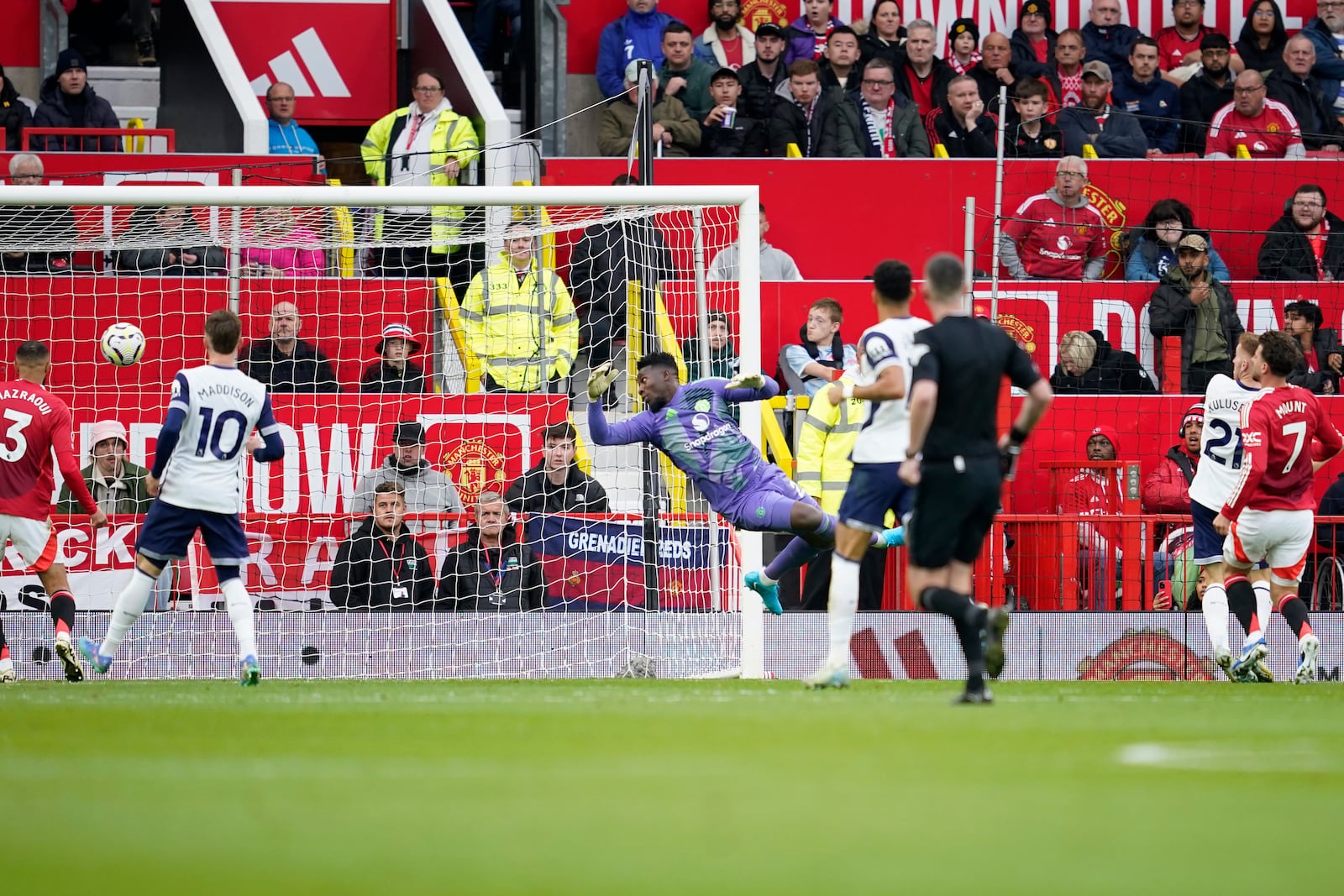 Tottenham's Dejan Kulusevski, second right, scores his side's second goal during the English Premier League soccer match between Manchester United and Tottenham Hotspur at Old Trafford stadium in Manchester, England, Sunday, Sept. 29, 2024. (AP Photo/Dave Thompson)