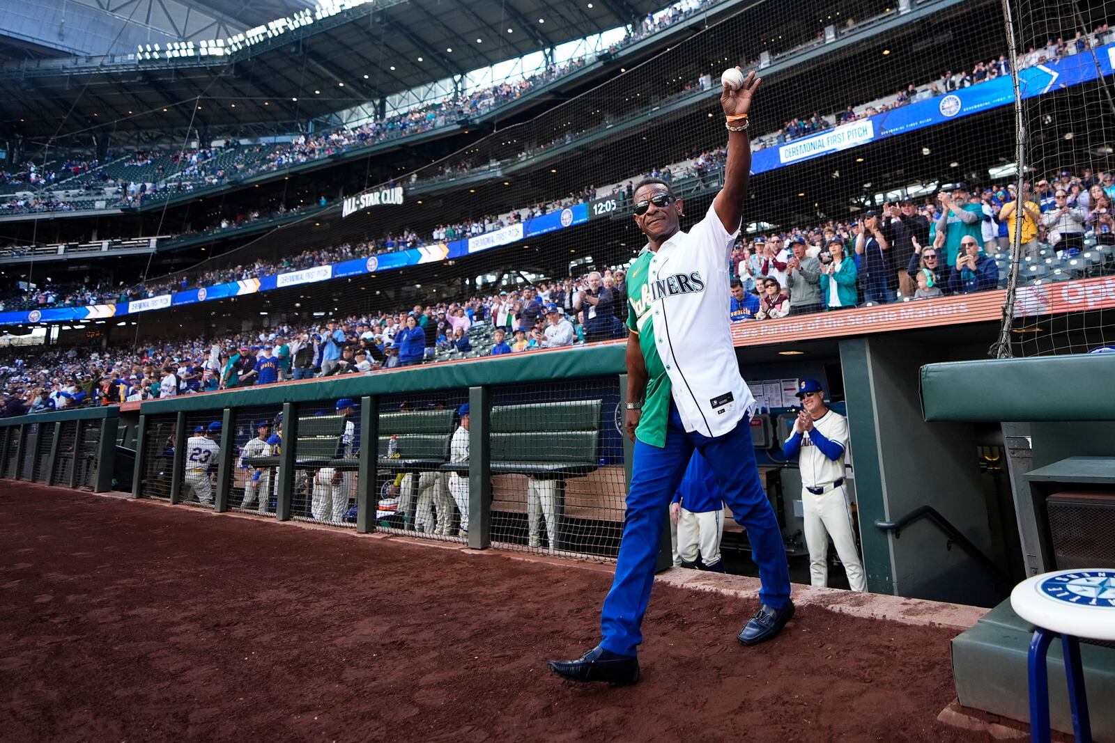 Former Seattle Mariners and Oakland Athletics player Rickey Henderson walks out to deliver the ceremonial first pitch before a baseball game between the Mariners and Athletics, Sunday, Sept. 29, 2024, in Seattle. (AP Photo/Lindsey Wasson)