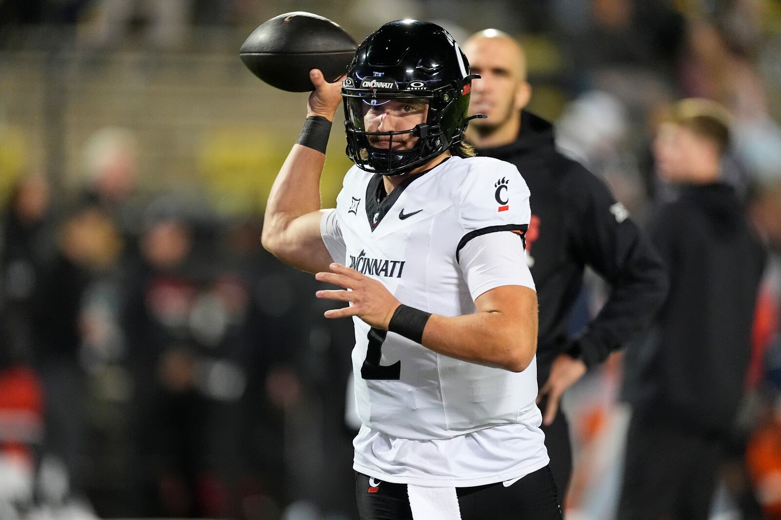 Cincinnati quarterback Brendan Sorsby warms up before an NCAA college football game against Colorado, Saturday, Oct. 26, 2024, in Boulder, Colo. AP Photo/David Zalubowski)