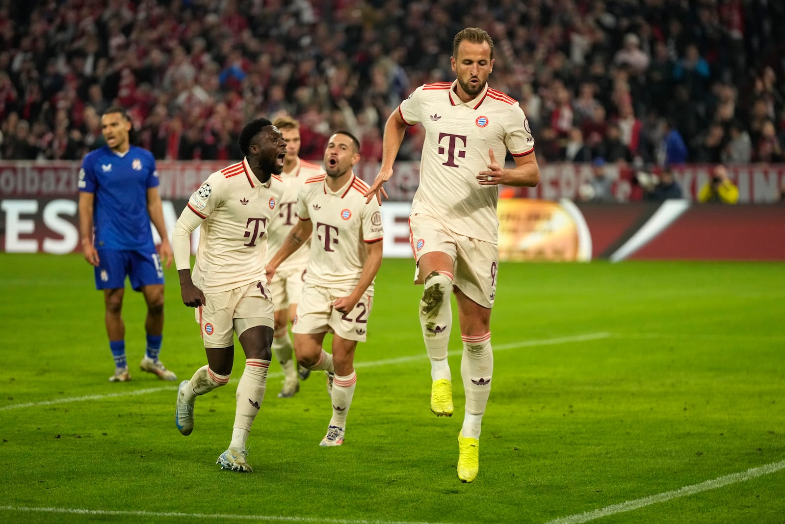 Bayern's Harry Kane, right, celebrates after scoring his sides 5th goal during the Champions League opening phase soccer match between Bayern Munich and GNK Dinamo at the Allianz Arena in Munich, Germany Tuesday, Sept. 17, 2024. (AP Photo/Matthias Schrader)