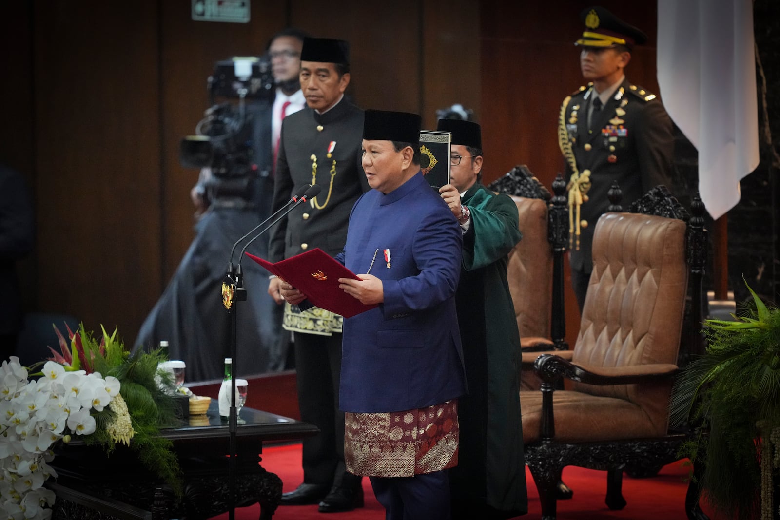 Indonesia's newly-inaugurated Indonesian President Prabowo Subianto takes the oath during the presidential inauguration ceremony at the Parliament building in Jakarta, Indonesia, Sunday, Oct. 20, 2024. (AP Photo/Tatan Syuflana)