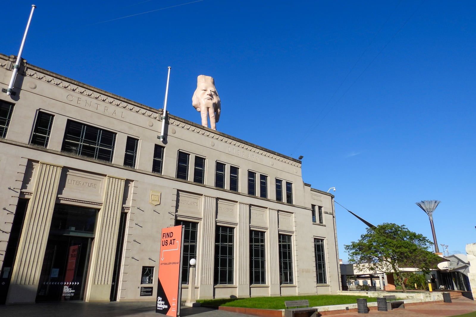 A 16-foot- ( almost 5 meters ) tall hand sculpture named Quasi stands perched on its fingertips atop the roof of an art gallery in Wellington, New Zealand, Wednesday, Oct. 30, 2024. (AP photo/Charlotte Graham-McLay)