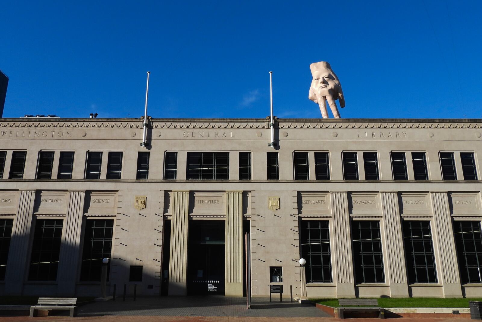 A 16-foot- ( almost 5 meters ) tall hand sculpture named Quasi stands perched on its fingertips atop the roof of an art gallery in Wellington, New Zealand, Wednesday, Oct. 30, 2024. (AP photo/Charlotte Graham-McLay)