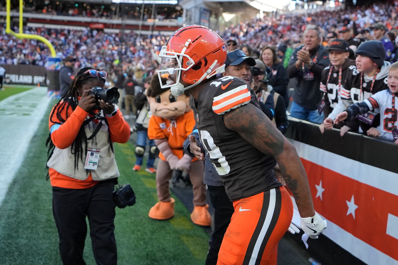 Cleveland Browns wide receiver Cedric Tillman (19) celebrates after a touchdown against the Baltimore Ravens during the second half of an NFL football game in Cleveland, Sunday, Oct. 27, 2024. (AP Photo/Sue Ogrocki)