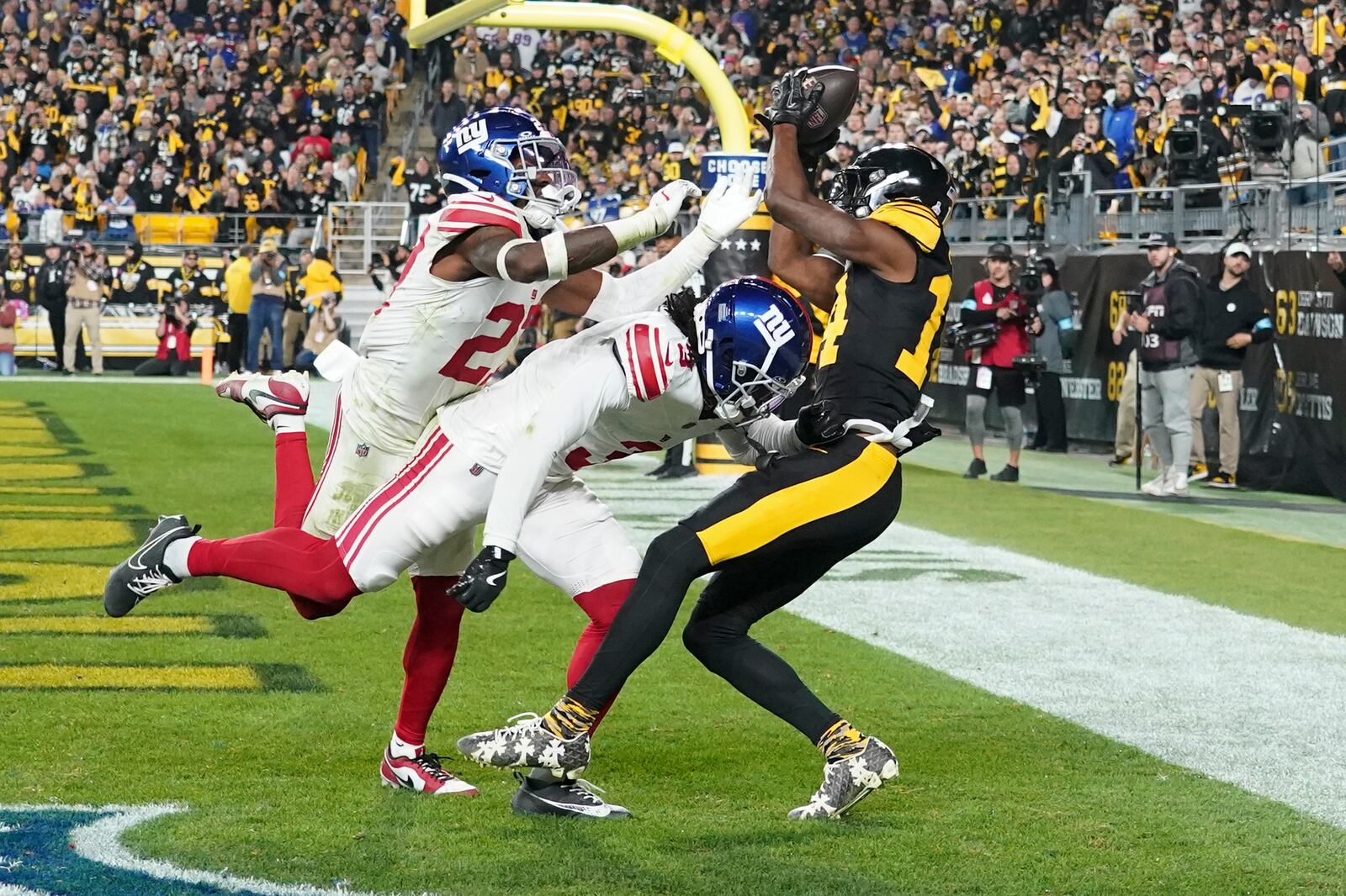 Pittsburgh Steelers wide receiver George Pickens, right, makes a catch in the end zone, which was ruled incomplete upon review, during the first half of an NFL football game against the New York Giants, Monday, Oct. 28, 2024, in Pittsburgh. (AP Photo/Matt Freed)