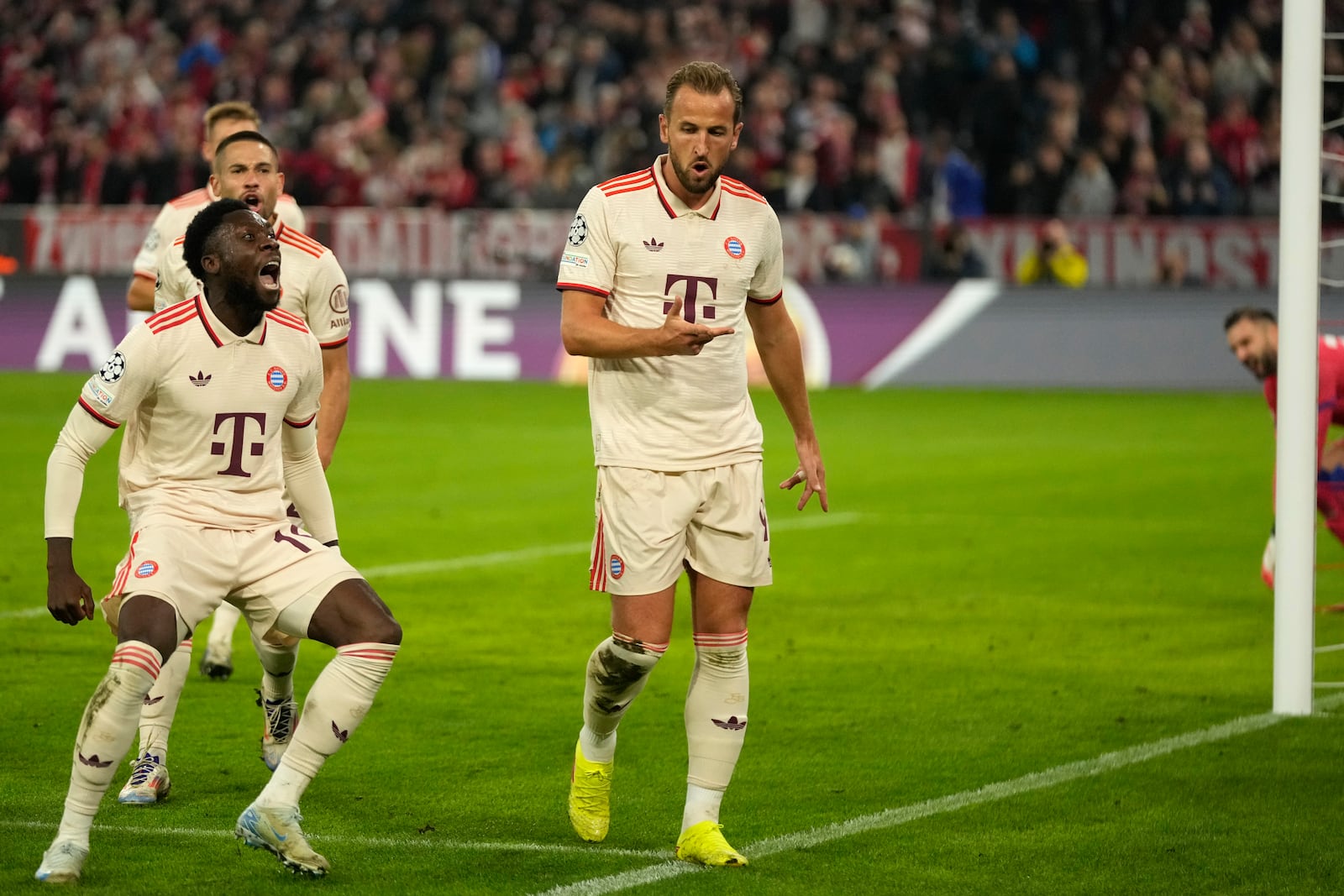 Bayern's Harry Kane, right, celebrates after scoring his sides 4th goal during the Champions League opening phase soccer match between Bayern Munich and GNK Dinamo at the Allianz Arena in Munich, Germany Tuesday, Sept. 17, 2024. (AP Photo/Matthias Schrader)