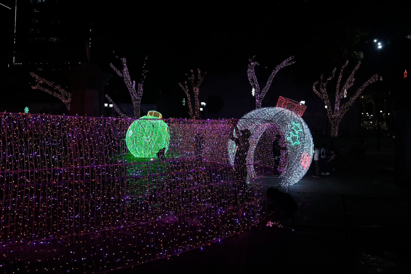 People set up Christmas decorations in Caracas, Venezuela, Tuesday, Oct. 1, 2024. (AP Photo/Ariana Cubillos)