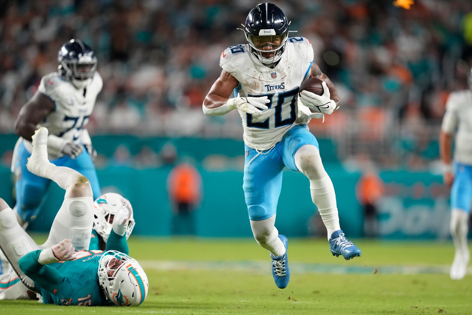 Tennessee Titans running back Tony Pollard (20) runs the ball during the first half of an NFL football game against the Miami Dolphins, Monday, Sept. 30, 2024, in Miami Gardens, Fla. (AP Photo/Rebecca Blackwell)